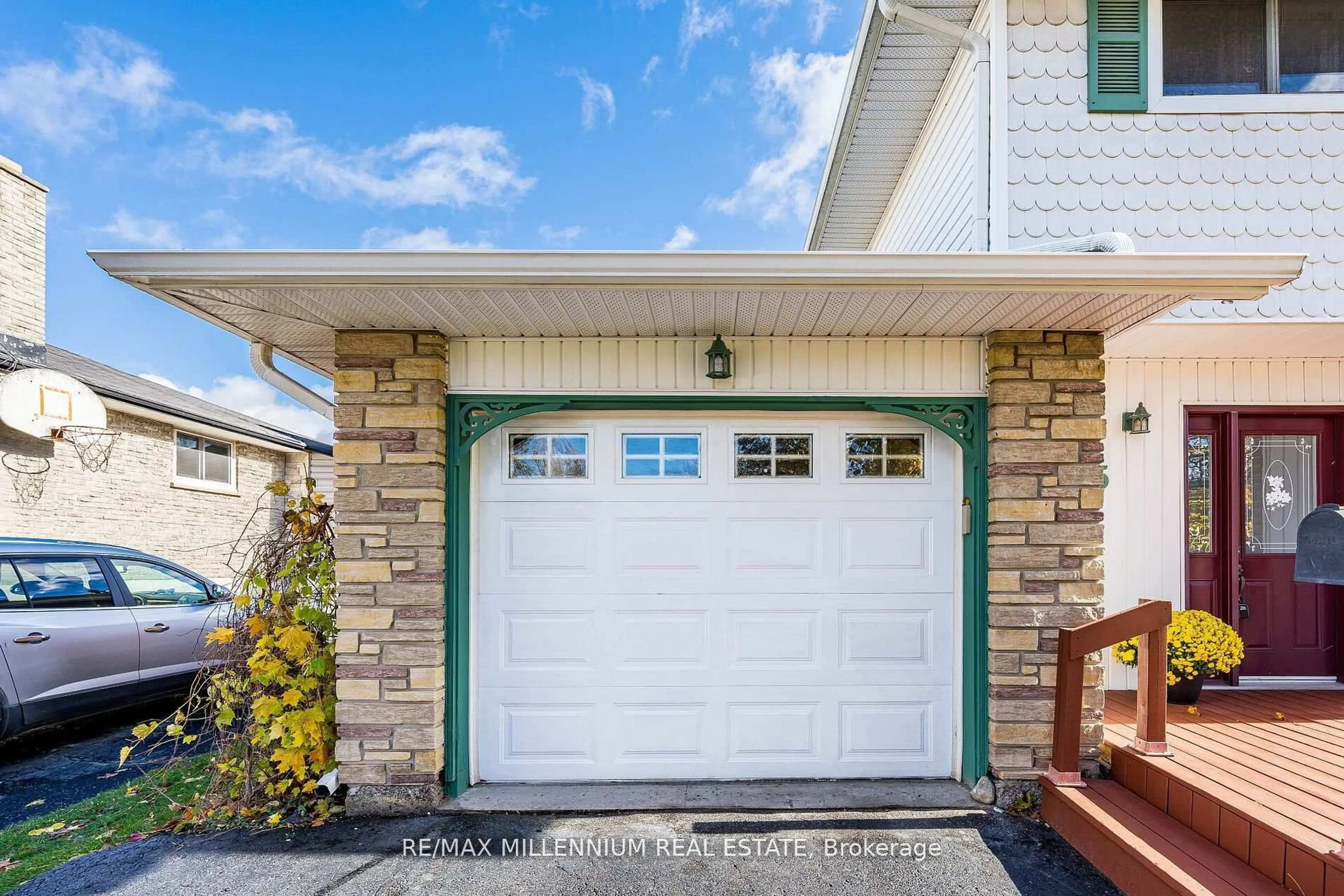 Unknown for 985 Central Park Blvd, Oshawa Ontario L1G 7A7