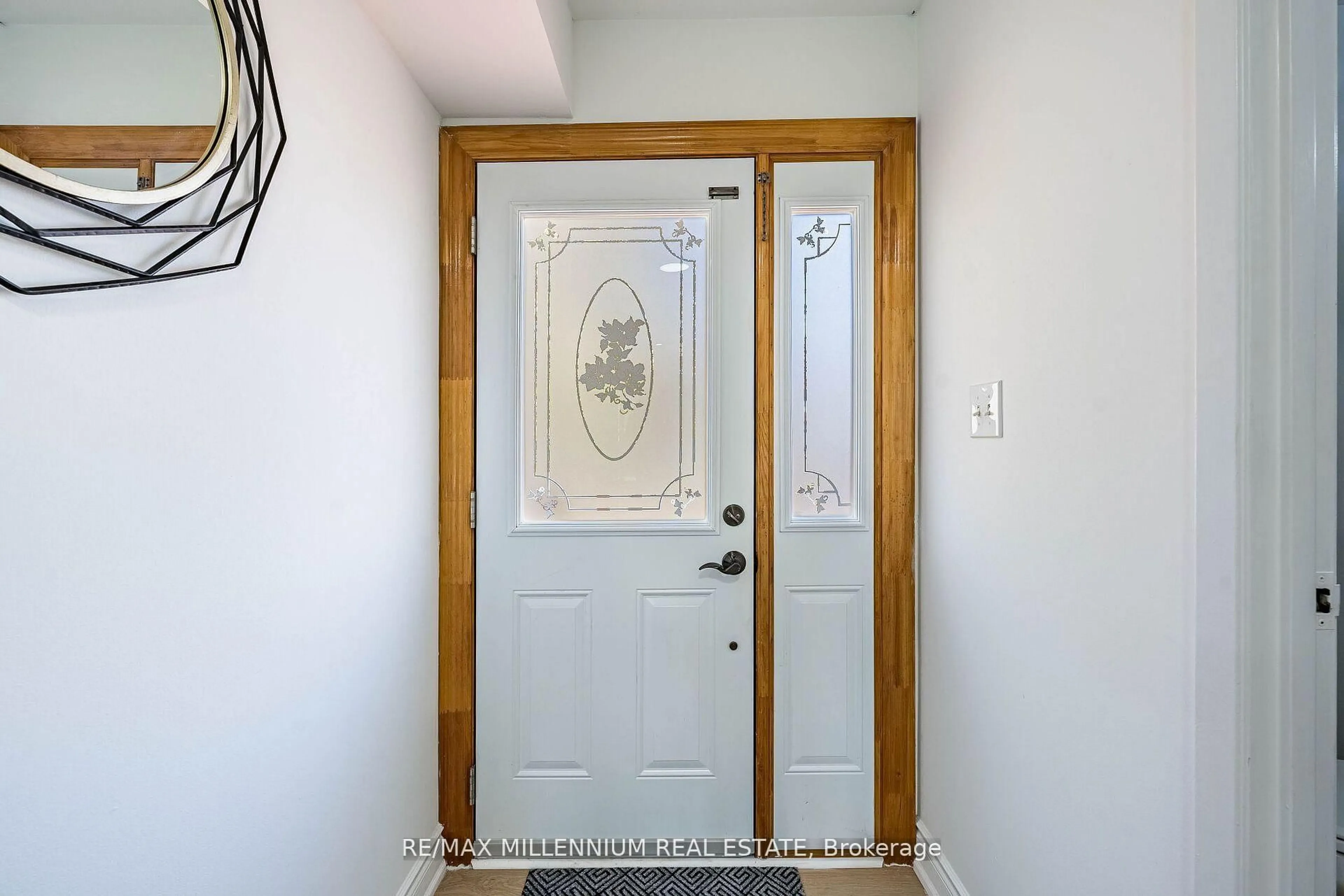 Indoor entryway for 985 Central Park Blvd, Oshawa Ontario L1G 7A7