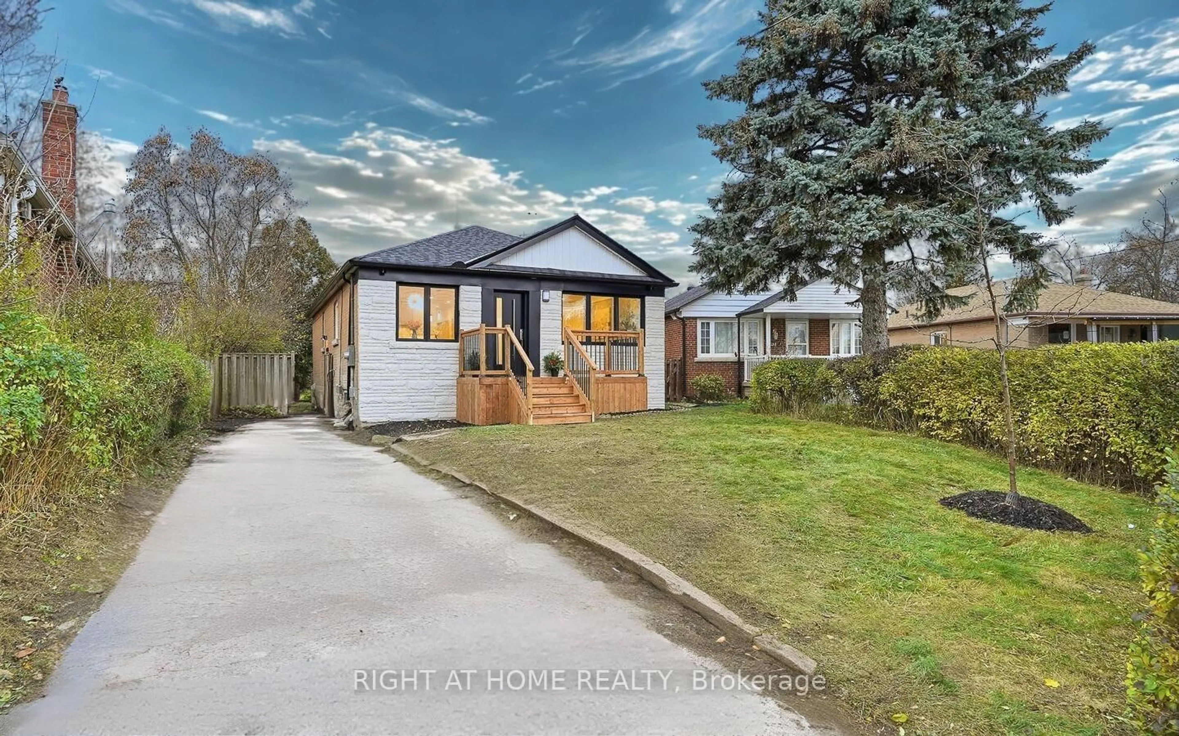 A pic from outside/outdoor area/front of a property/back of a property/a pic from drone, street for 162 Tower Dr, Toronto Ontario M1R 3P5