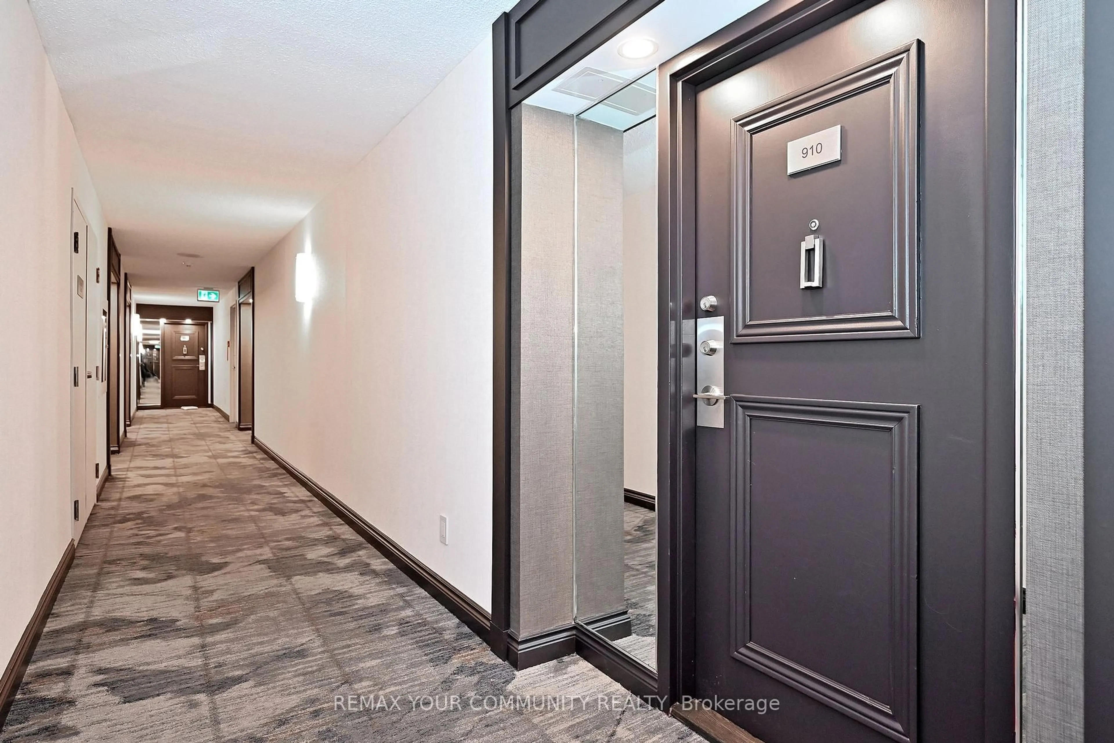 Indoor foyer for 275 Bamburgh Circ #910, Toronto Ontario M1W 3X4