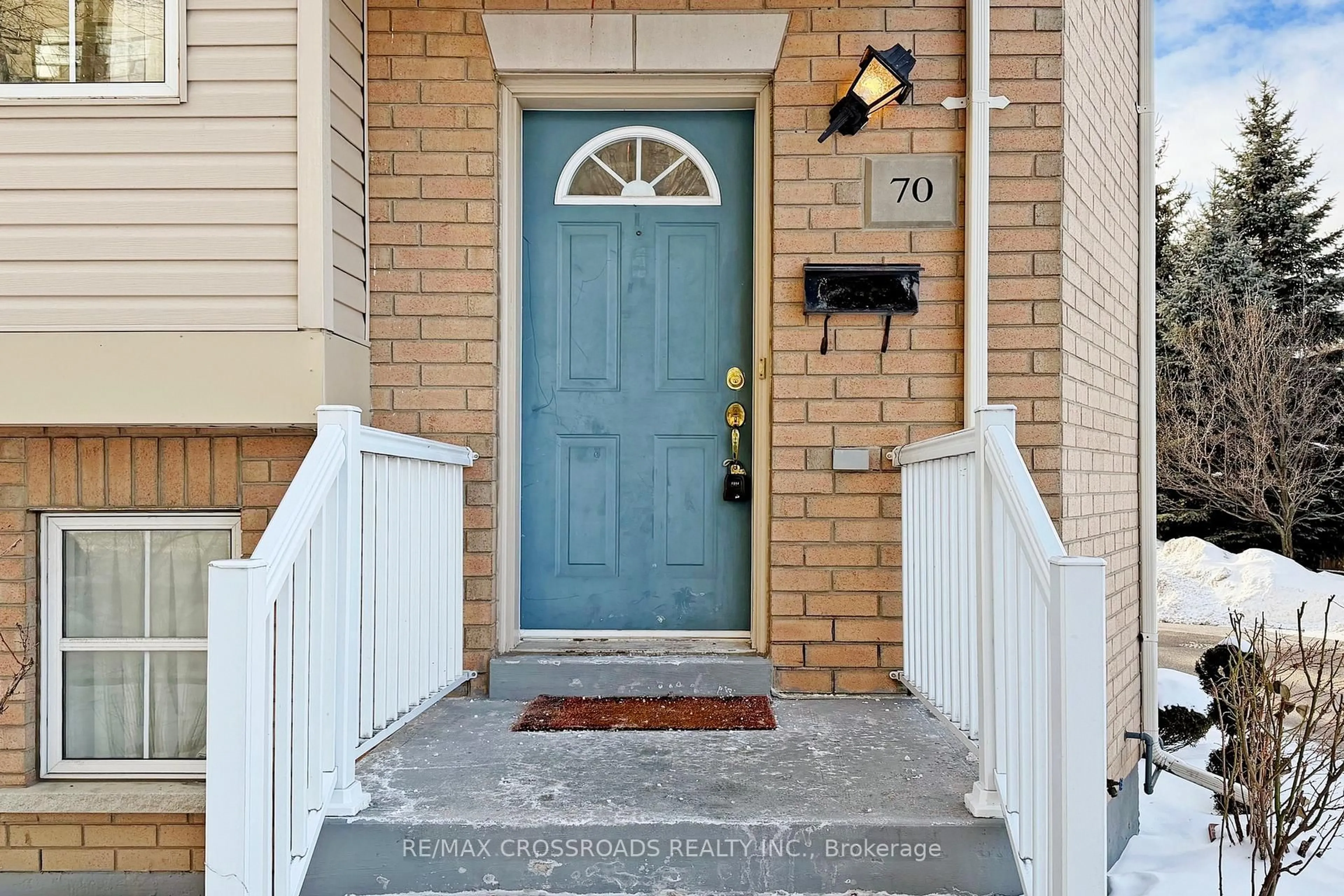 Indoor entryway for 70 Brockley Dr, Toronto Ontario M1P 0A2