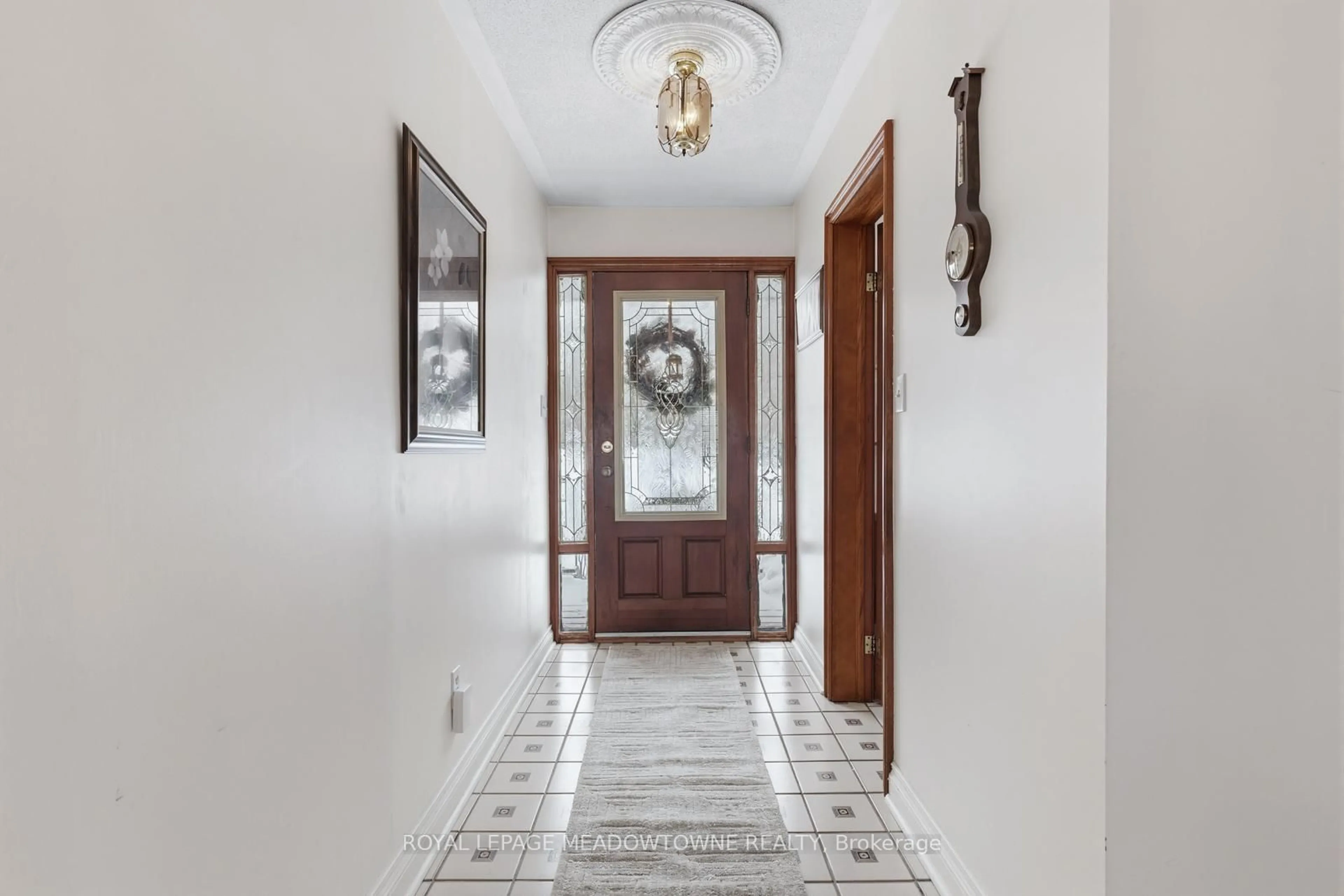 Indoor entryway for 61 Aldred Dr, Scugog Ontario L9L 1B4