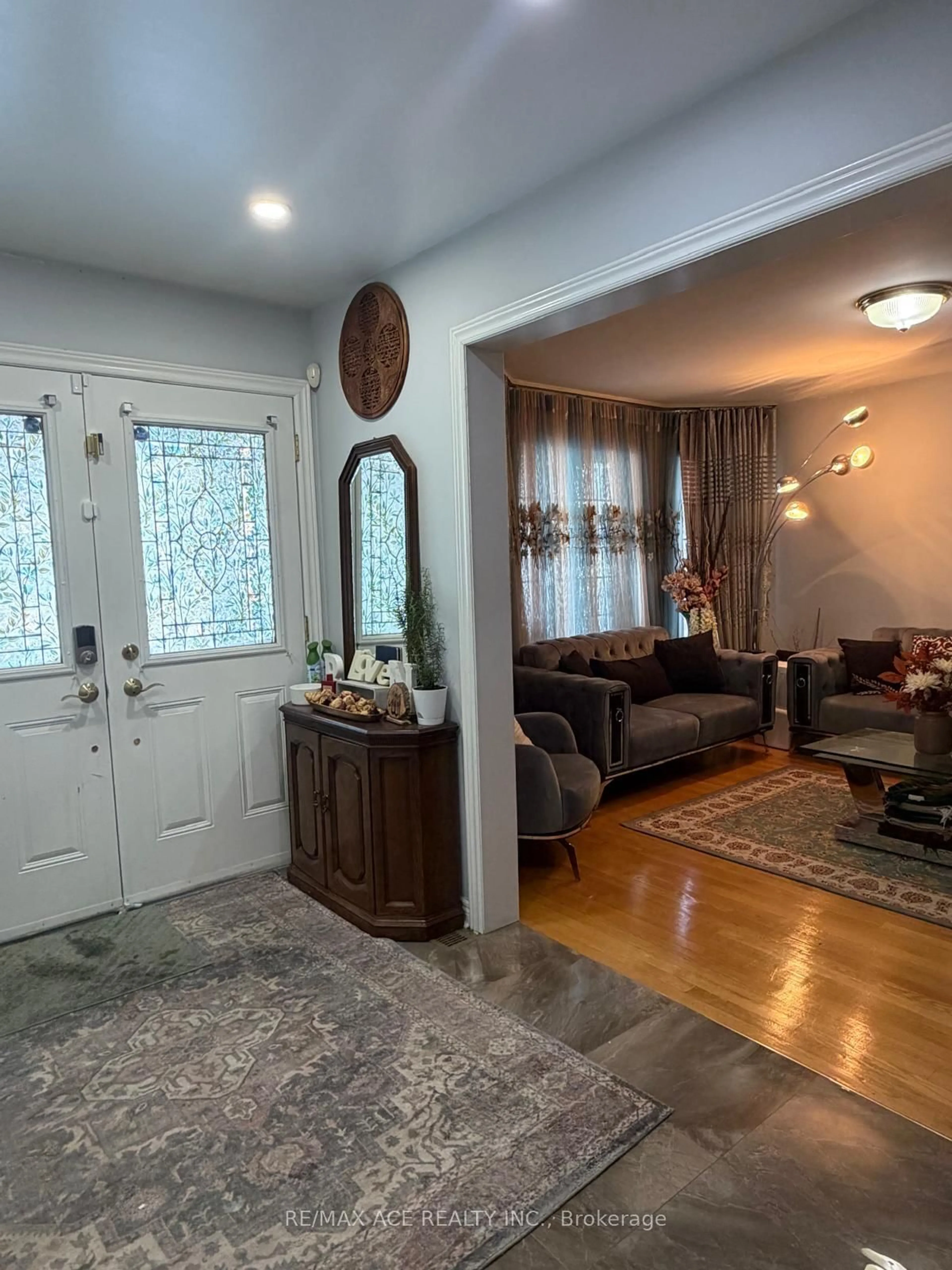 Indoor entryway for 137 Yardley Ave, Toronto Ontario M4B 2B3