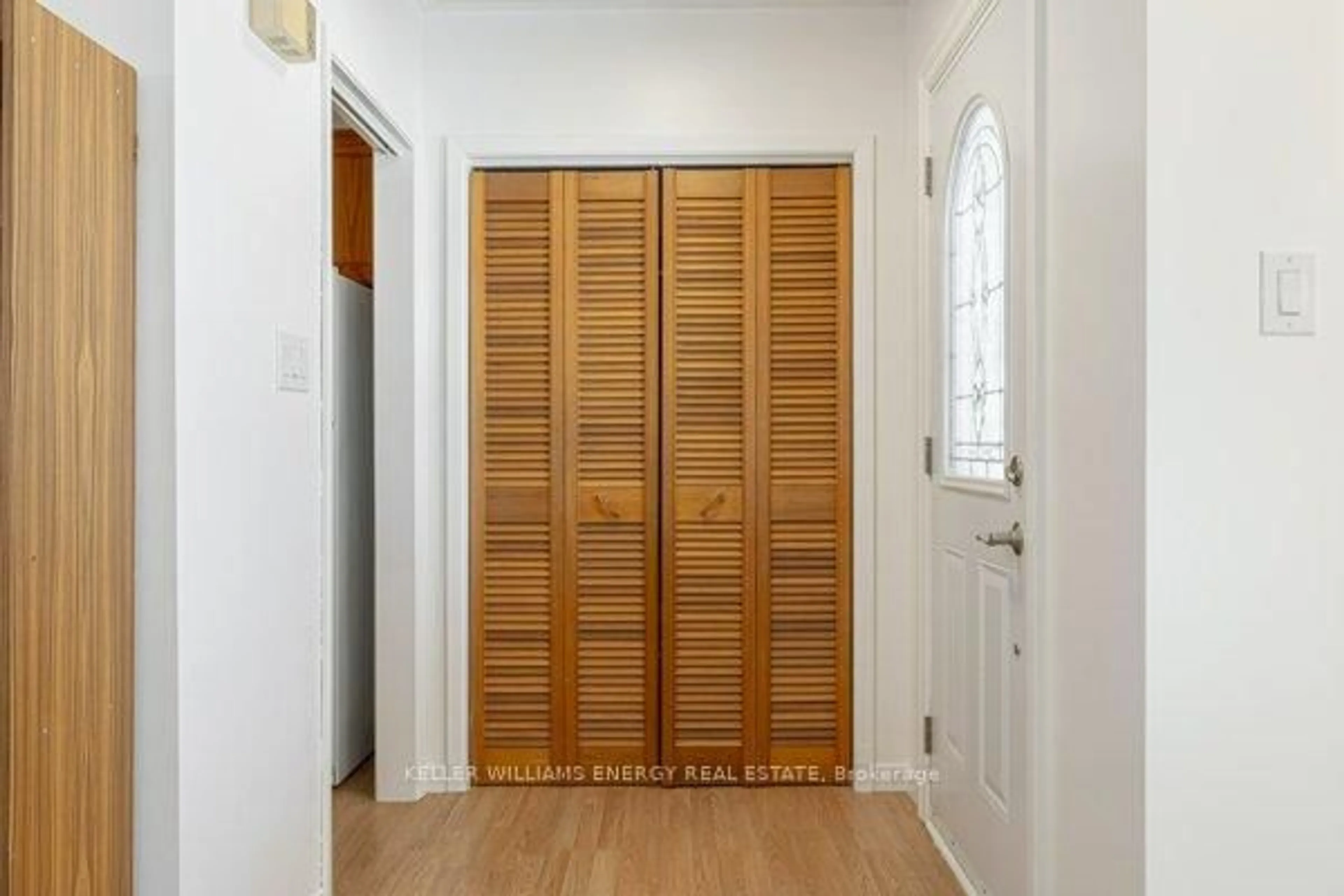 Indoor entryway for 469 Waverly St, Oshawa Ontario L1J 5W5