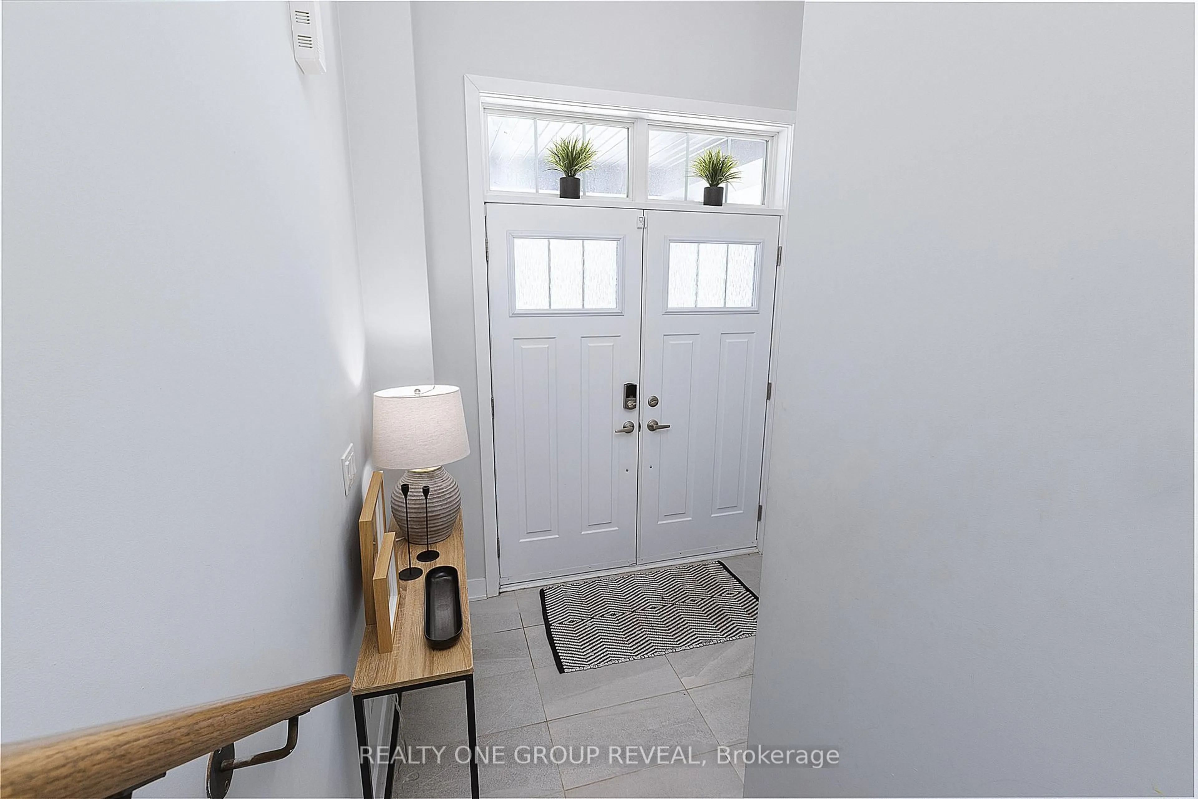 Indoor entryway for 1044 Suddard Ave, Oshawa Ontario L1L 0V5