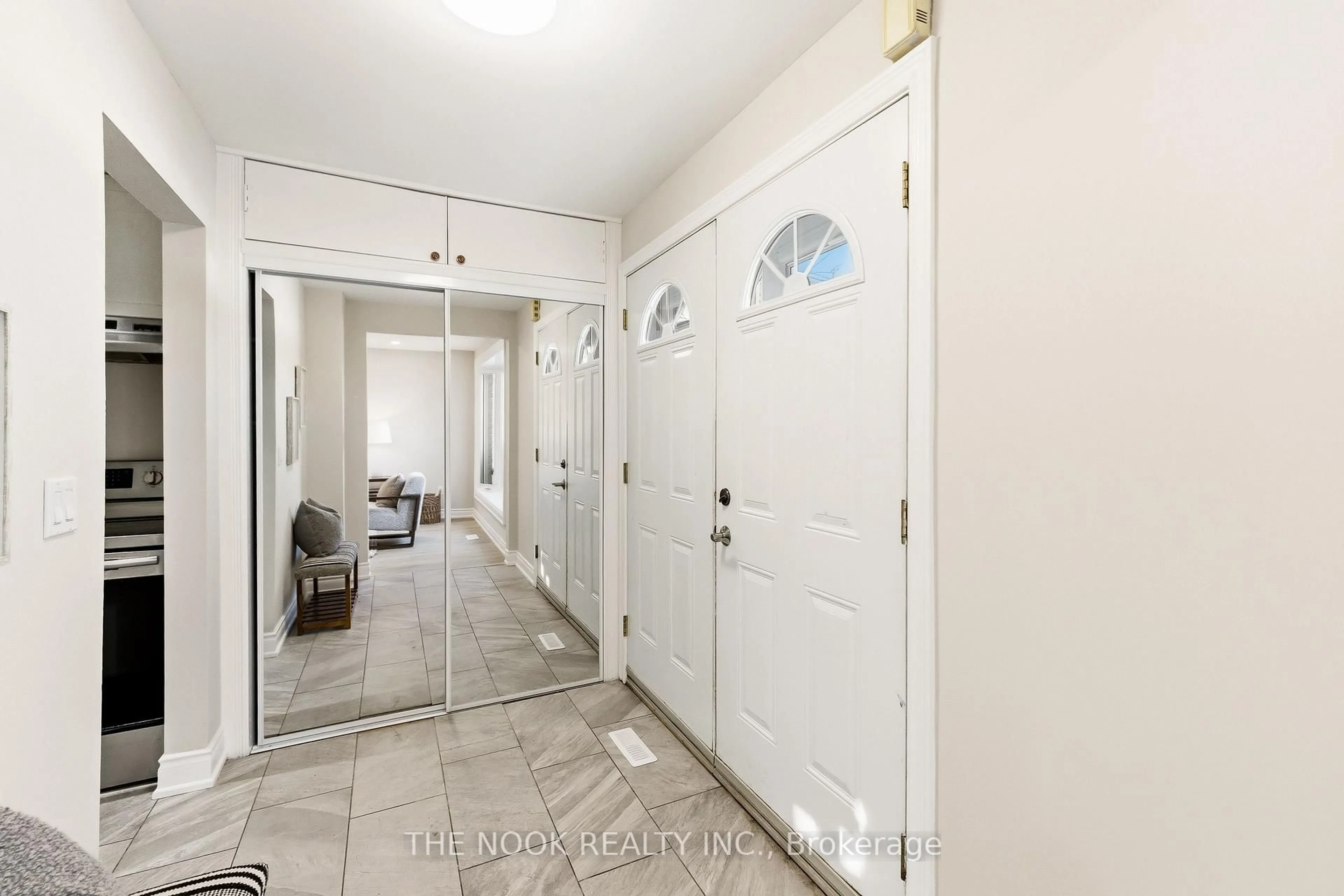 Indoor entryway for 629 Capilano Cres, Oshawa Ontario L1H 7V3