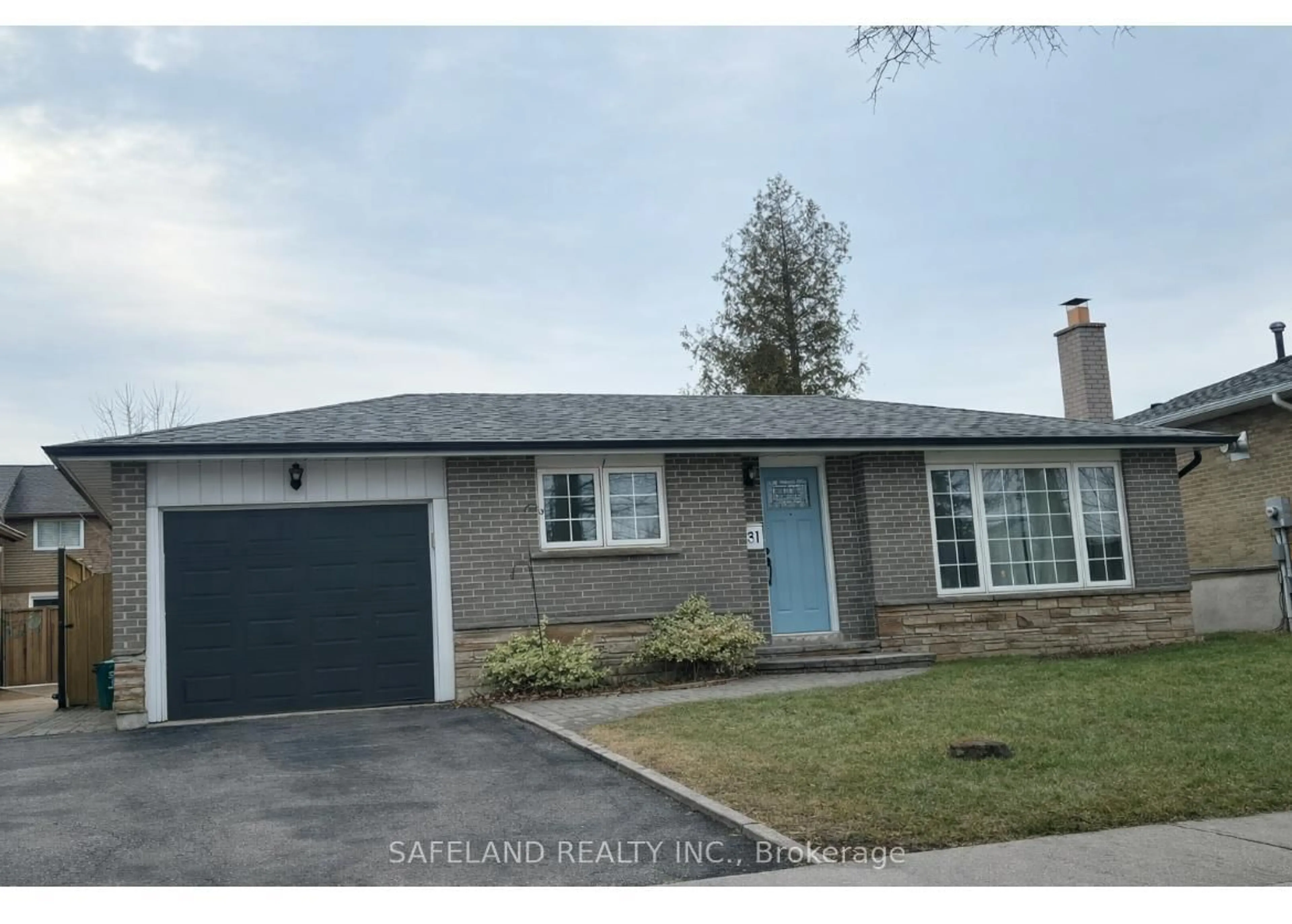 A pic from outside/outdoor area/front of a property/back of a property/a pic from drone, street for 31 Cowling Cres, Ajax Ontario L1S 2Z6