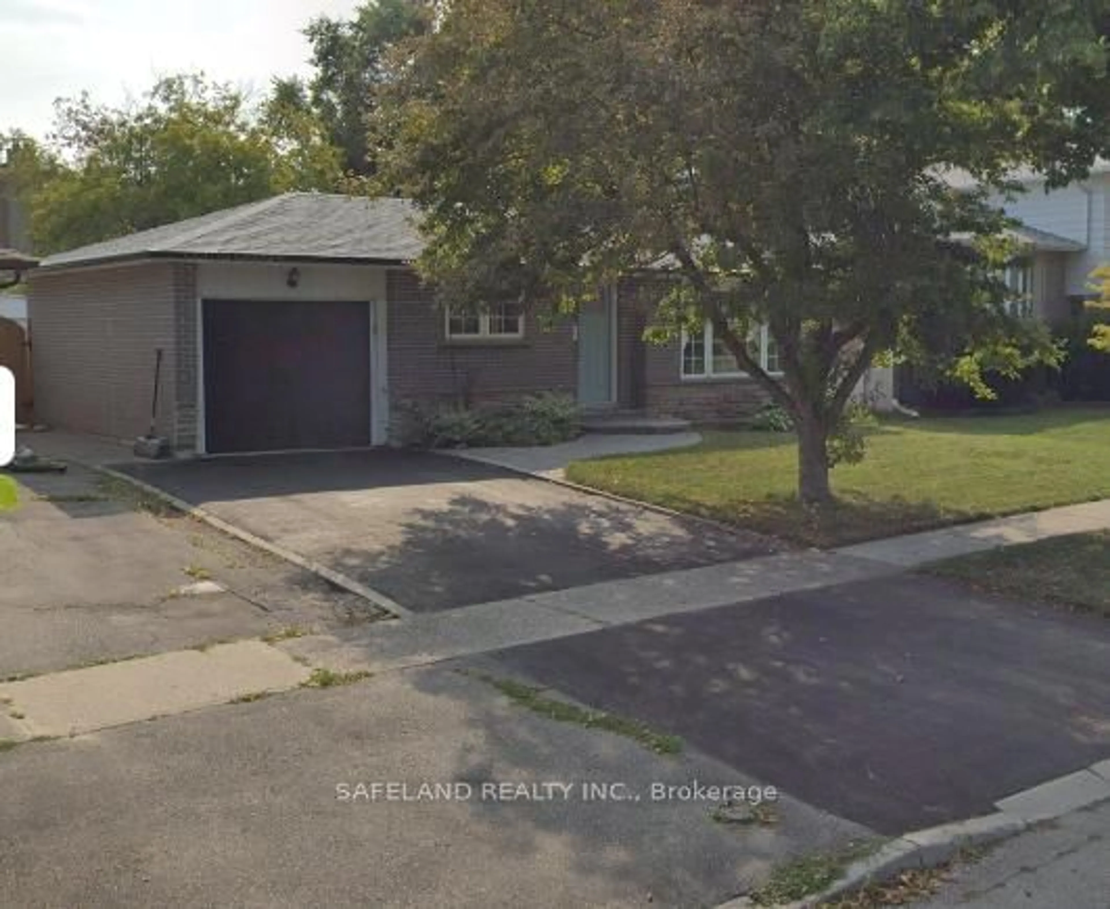 A pic from outside/outdoor area/front of a property/back of a property/a pic from drone, street for 31 Cowling Cres, Ajax Ontario L1S 2Z6