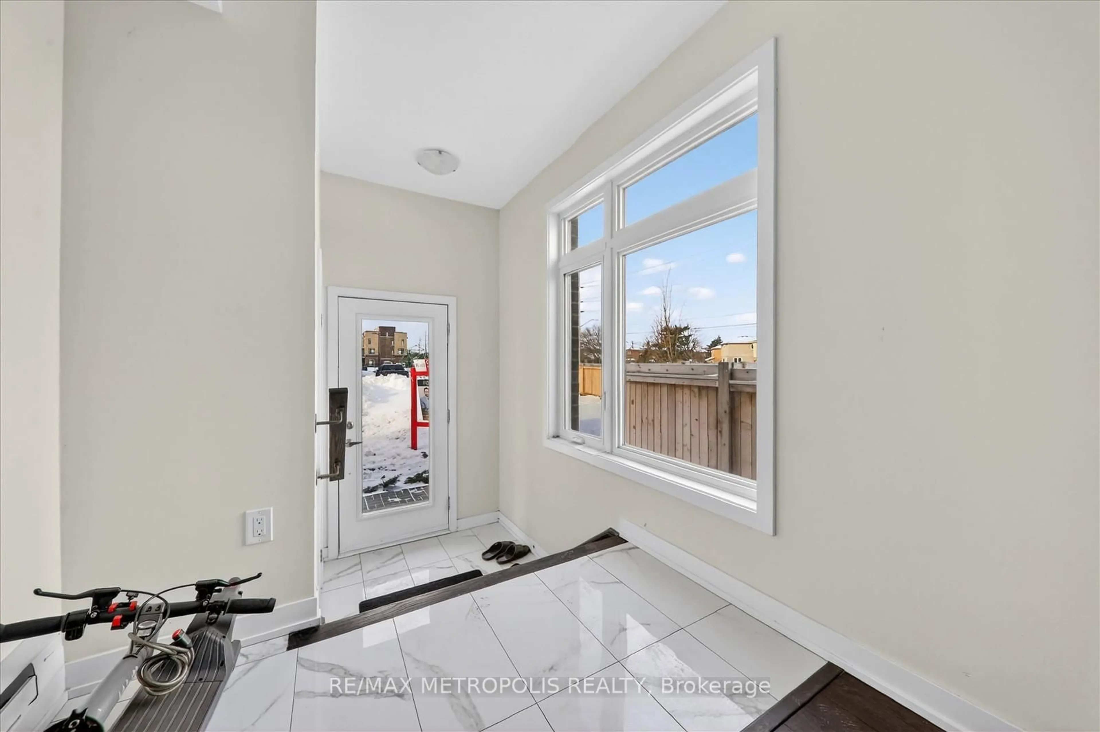 Indoor entryway for 1865 Pickering Pkwy #301, Pickering Ontario L1V 0H2