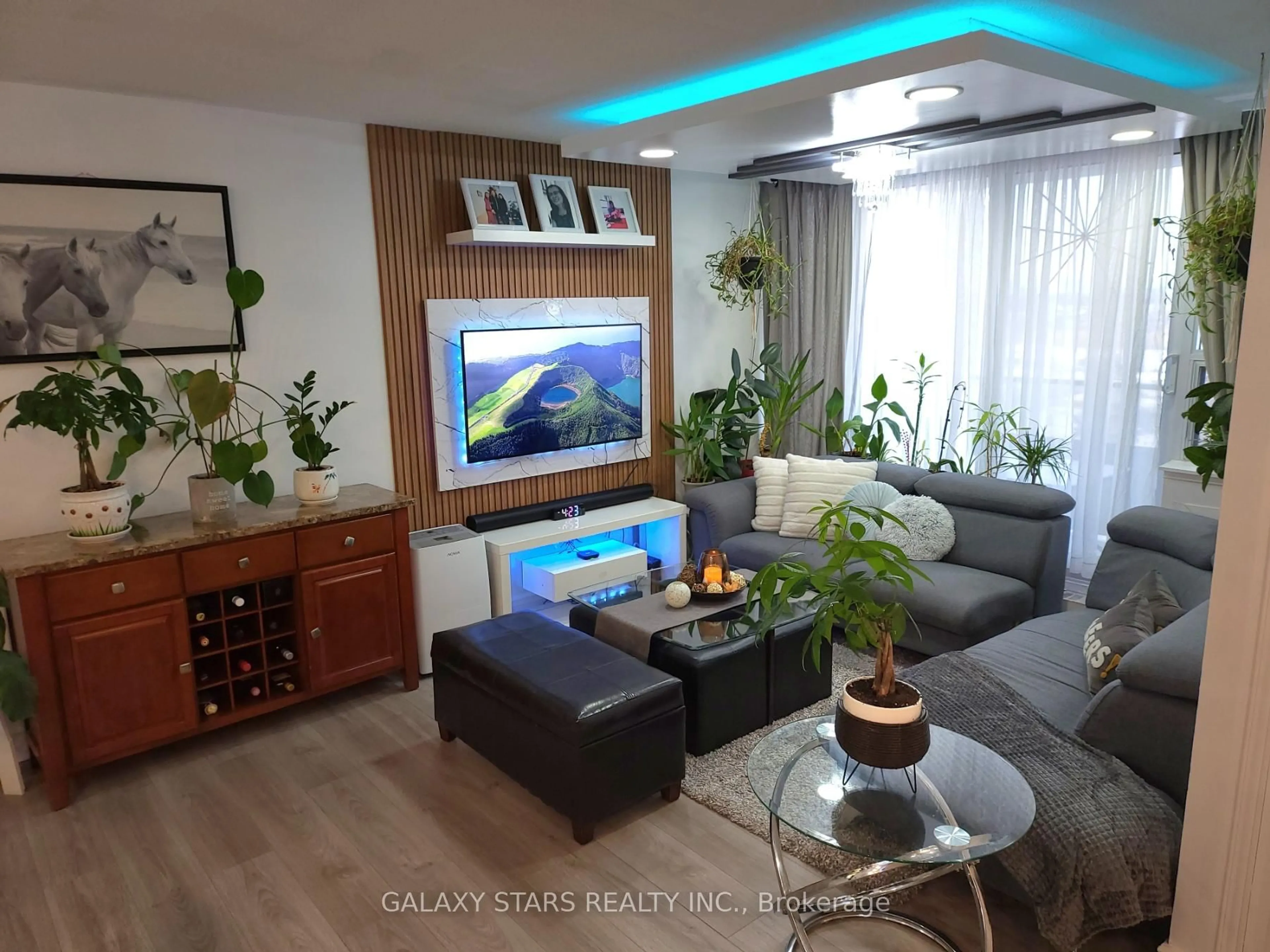 Living room with furniture, wood/laminate floor for 15 Torrance Rd #1210, Toronto Ontario M1J 3K2