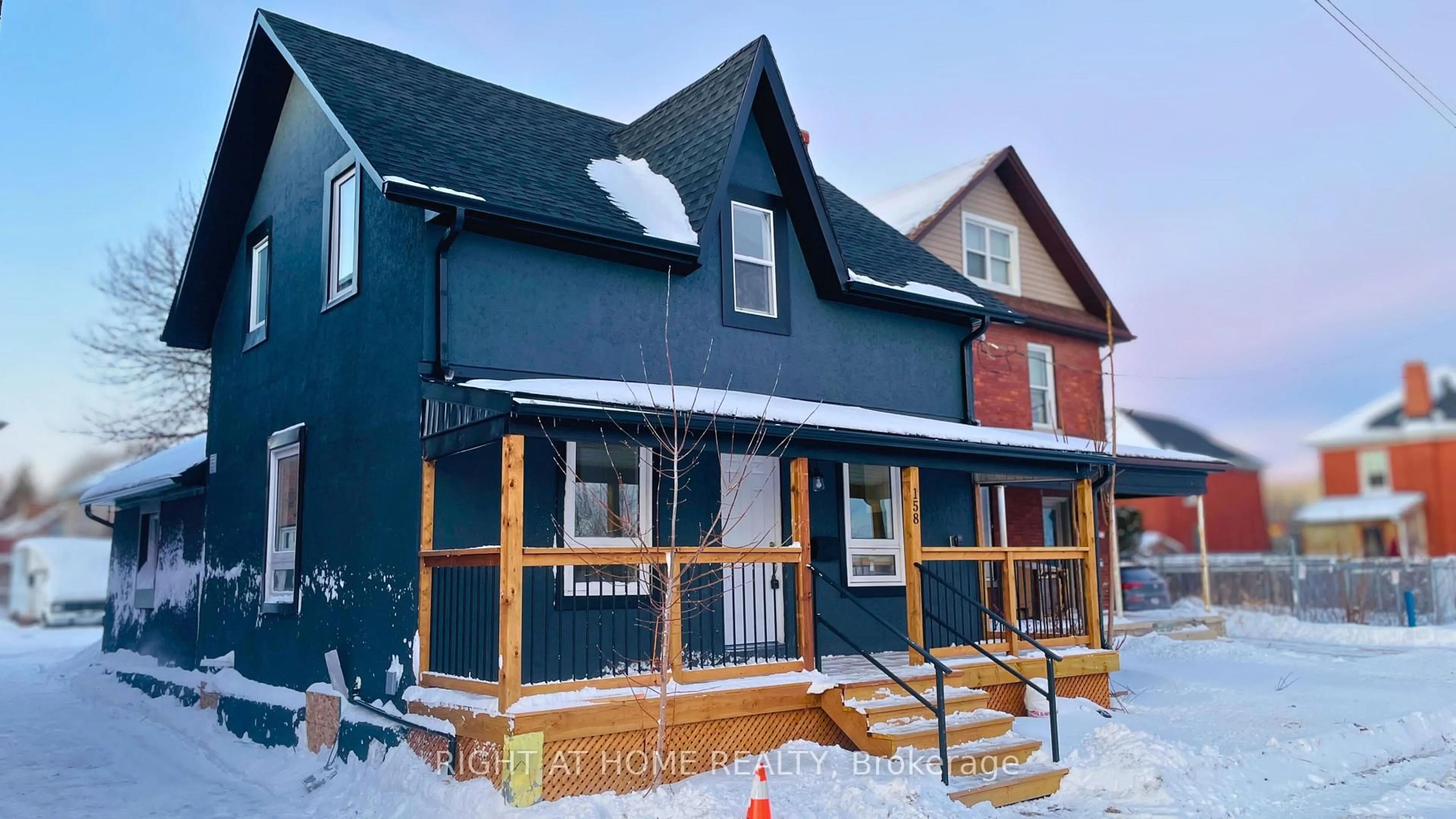 Home with vinyl exterior material, street for 158 William St, Oshawa Ontario L1G 1K6