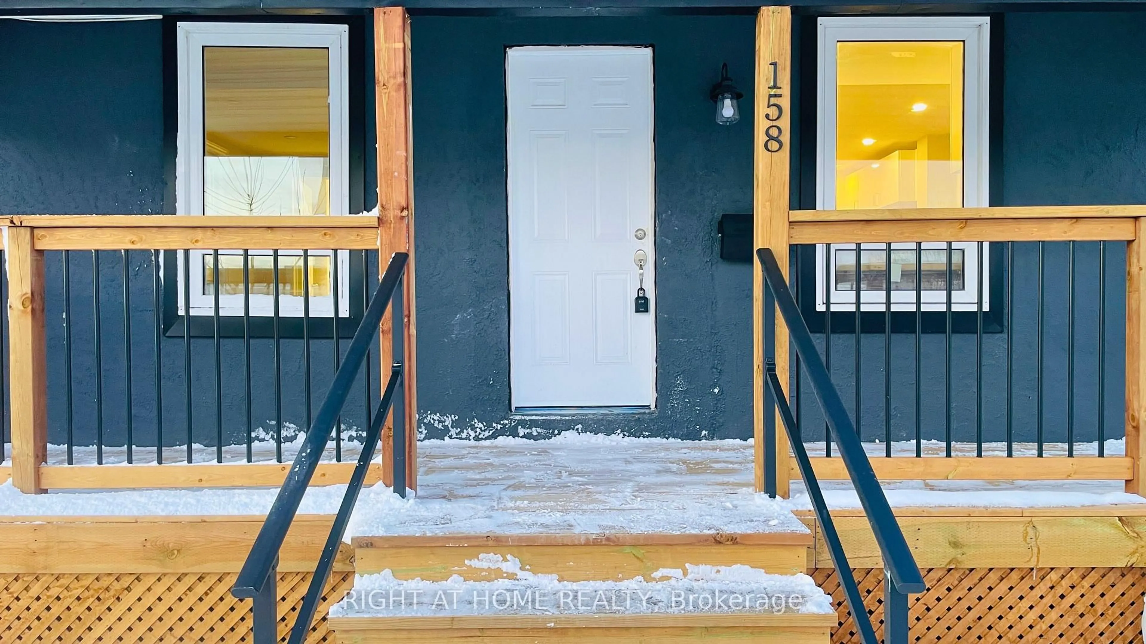 Indoor entryway for 158 William St, Oshawa Ontario L1G 1K6