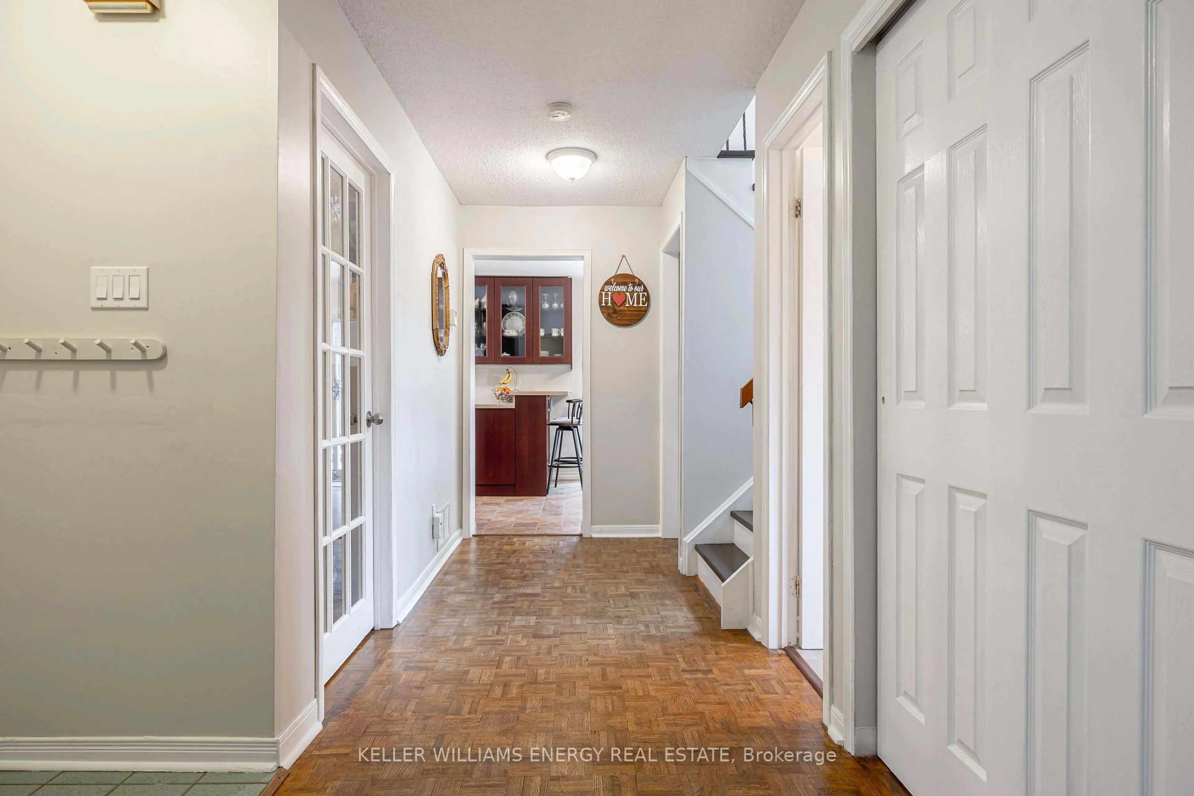 Indoor entryway for 17 Barrow Crt, Whitby Ontario L1P 1E4