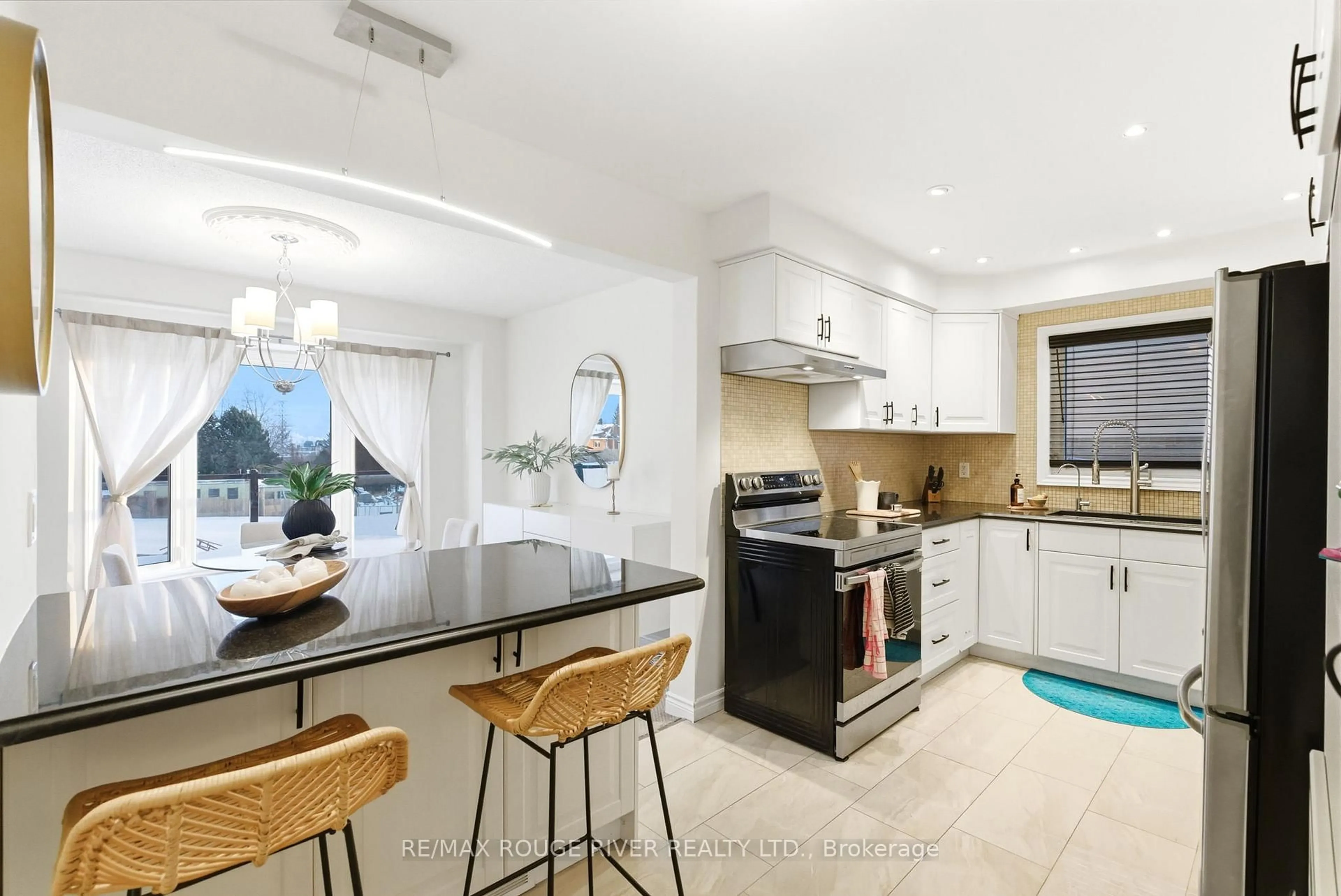 Open concept kitchen, ceramic/tile floor for 3 Corral Crt, Whitby Ontario L1N 8E6