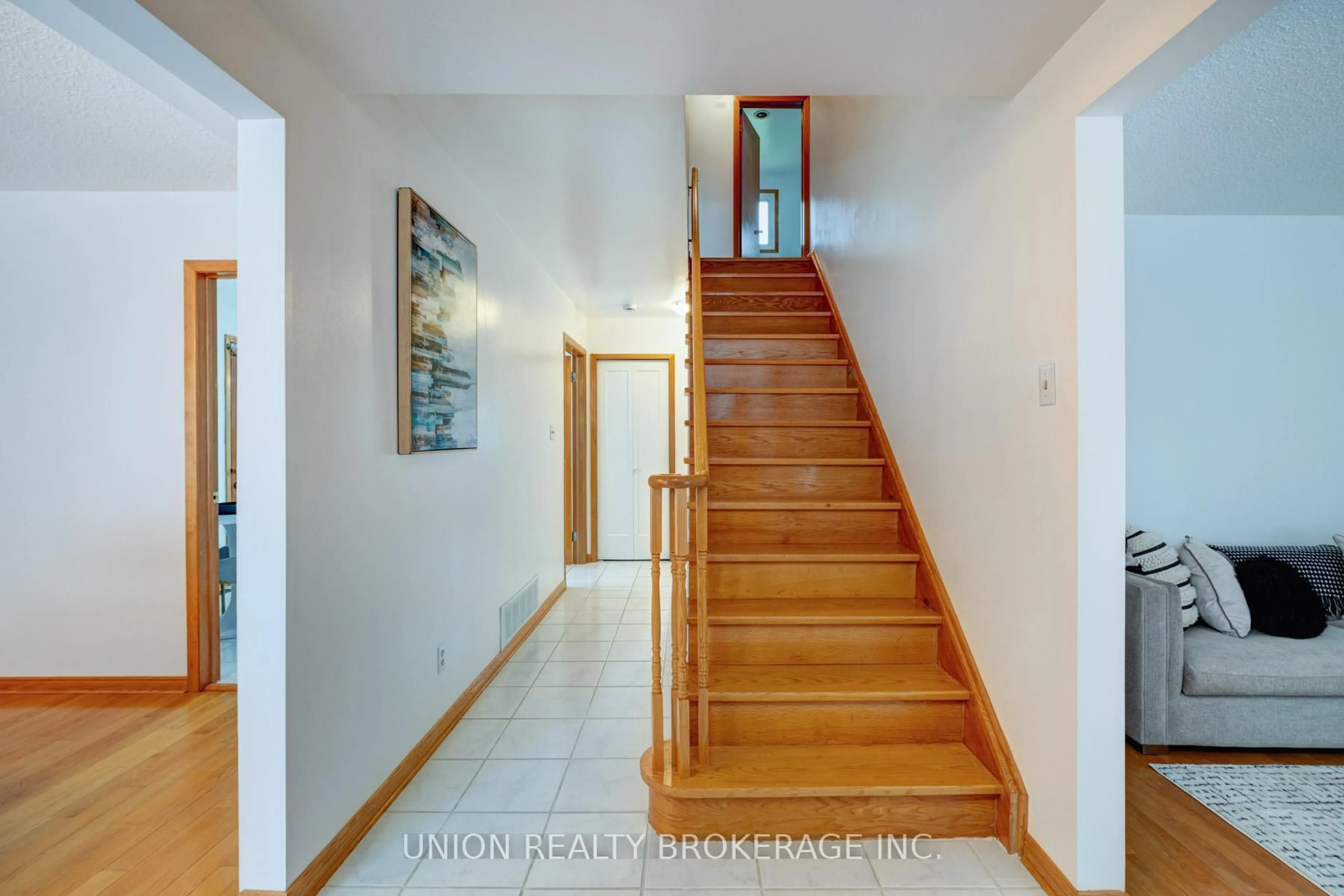 Indoor entryway for 15 Charterhouse Rd, Toronto Ontario M1S 2T4