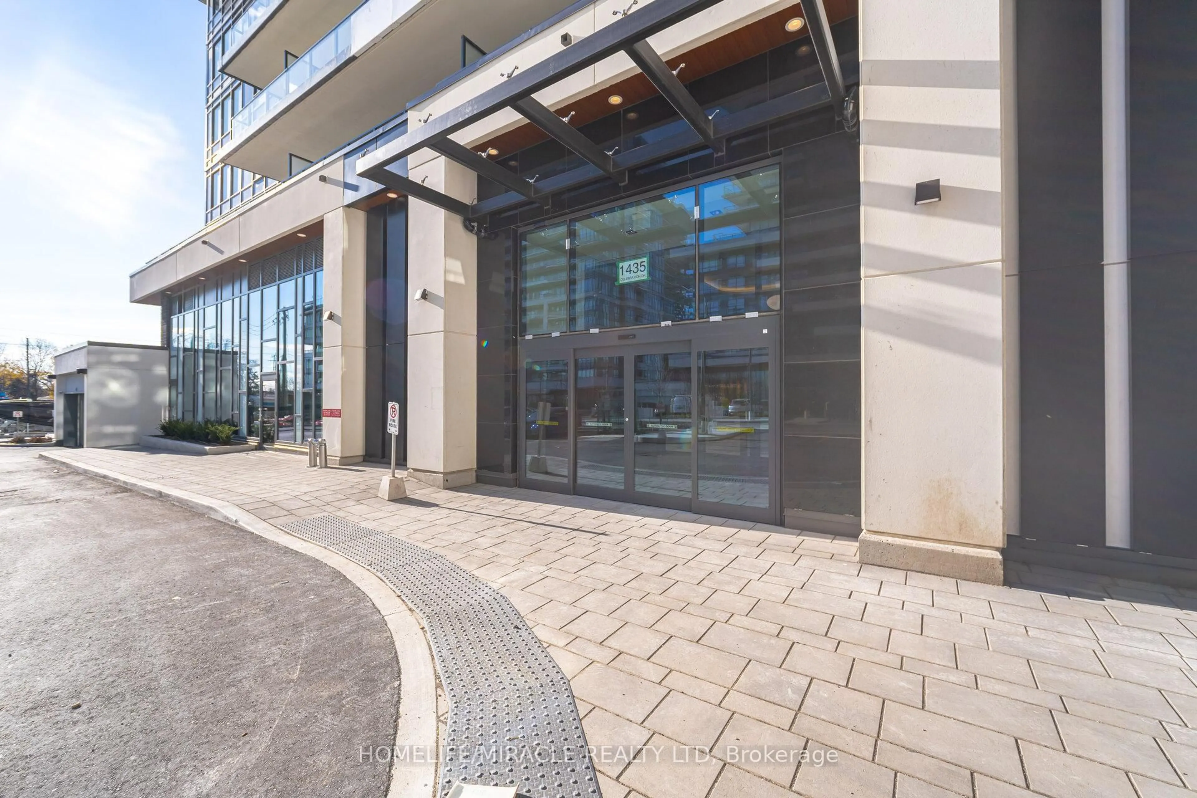 Indoor foyer for 1435 Celebration Dr #1110, Pickering Ontario L1W 0C3