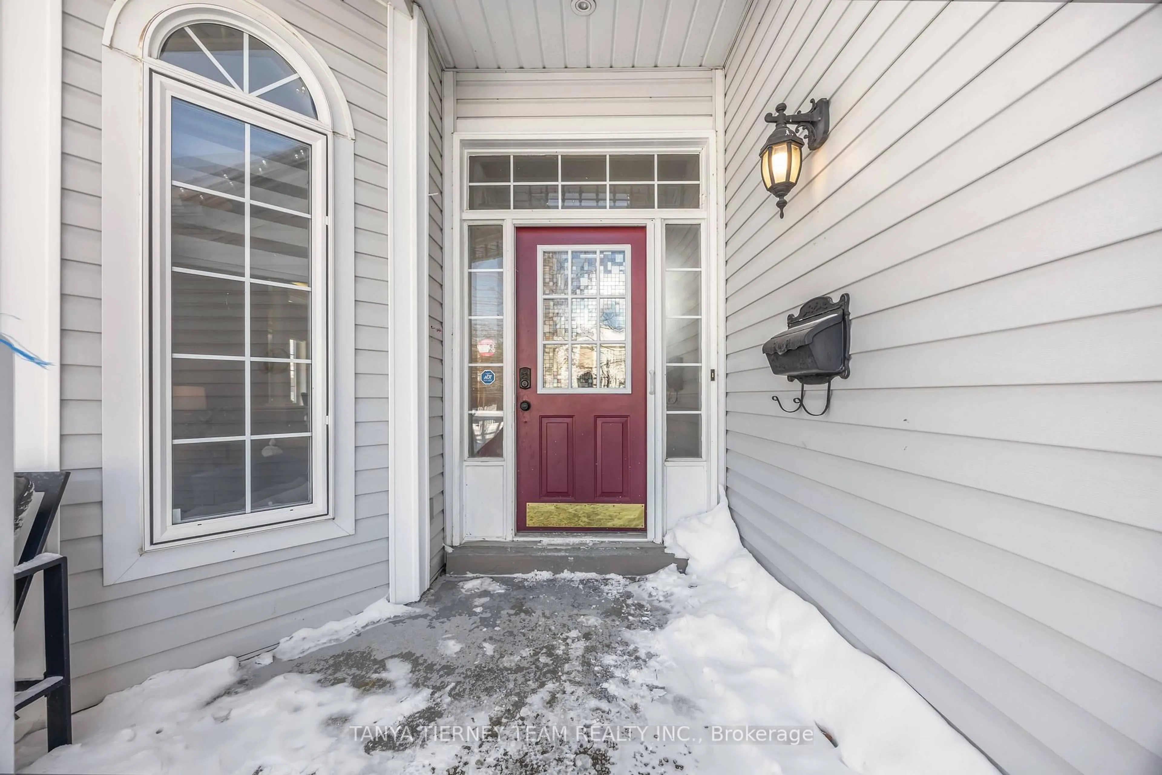 Indoor entryway for 41 Apsley Cres, Whitby Ontario L1M 2E7