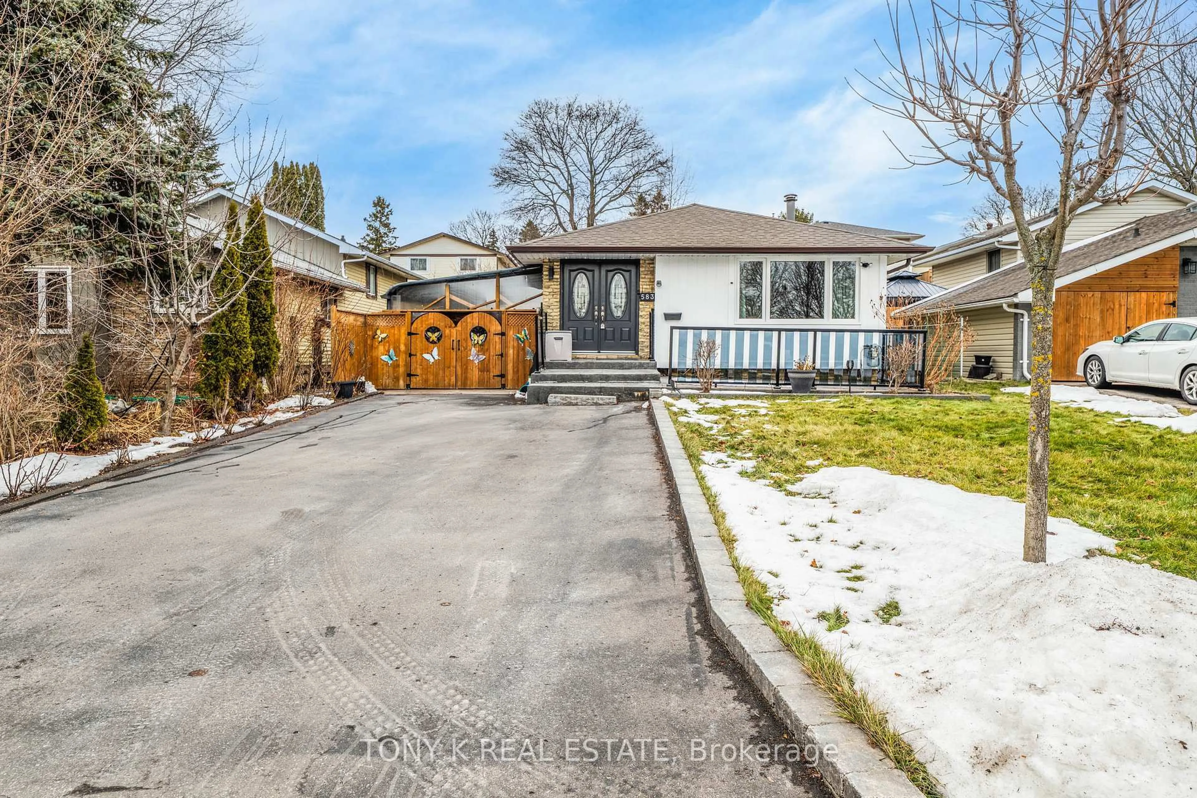A pic from outside/outdoor area/front of a property/back of a property/a pic from drone, street for 583 Annandale St, Oshawa Ontario L1H 7S6
