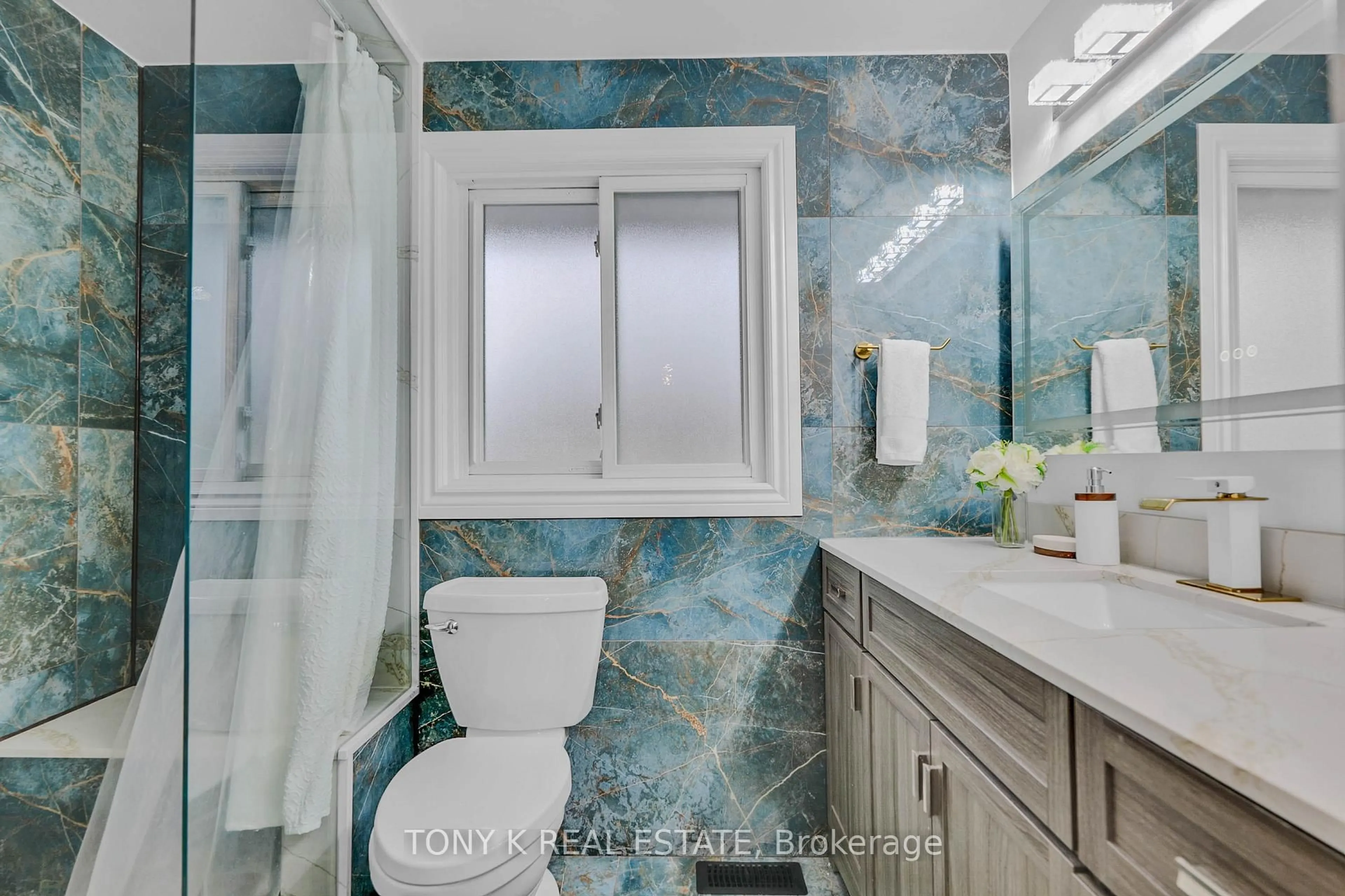Contemporary bathroom, ceramic/tile floor for 583 Annandale St, Oshawa Ontario L1H 7S6