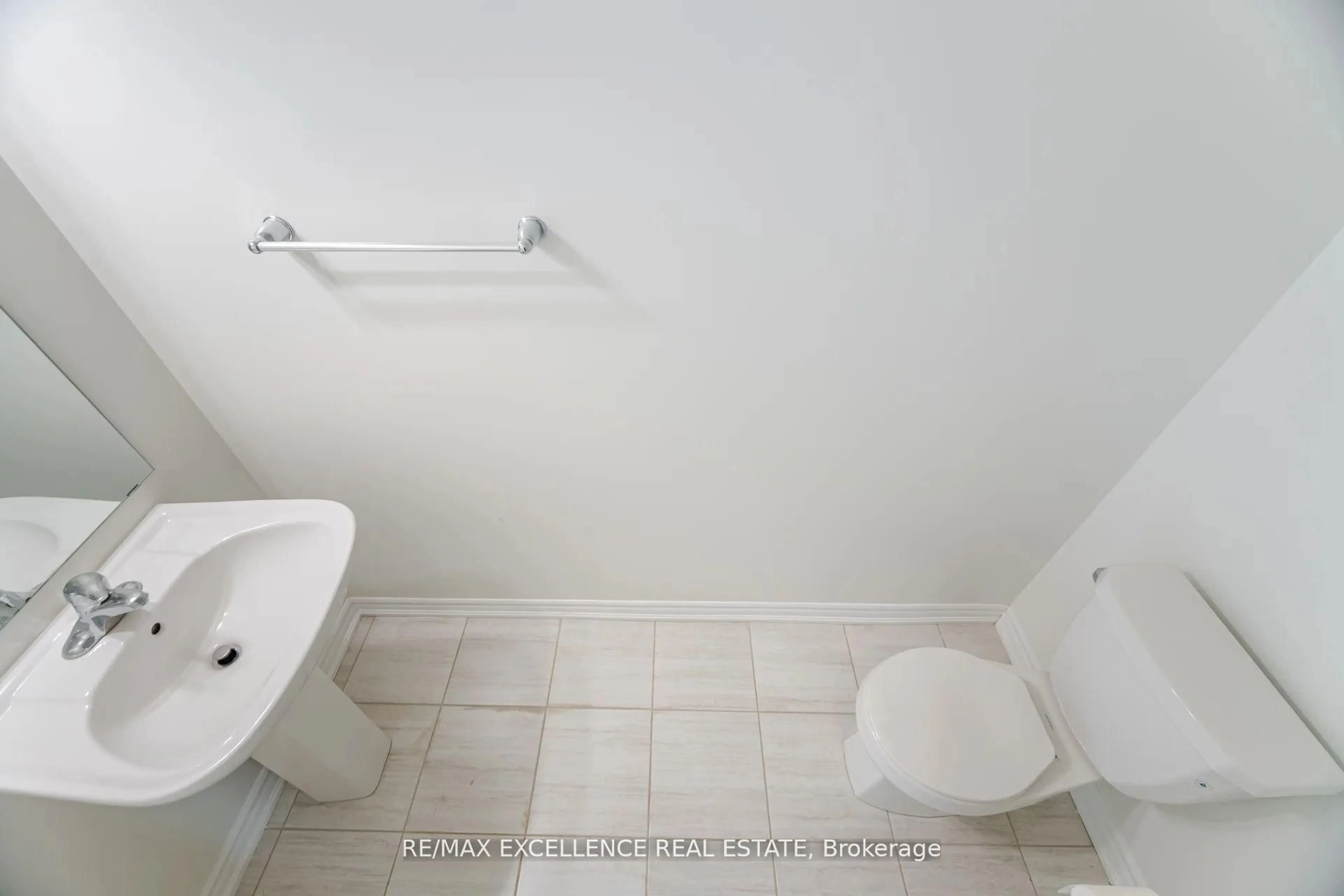 A pic of a room for 300 Okanagan Path, Oshawa Ontario L1H 0A7