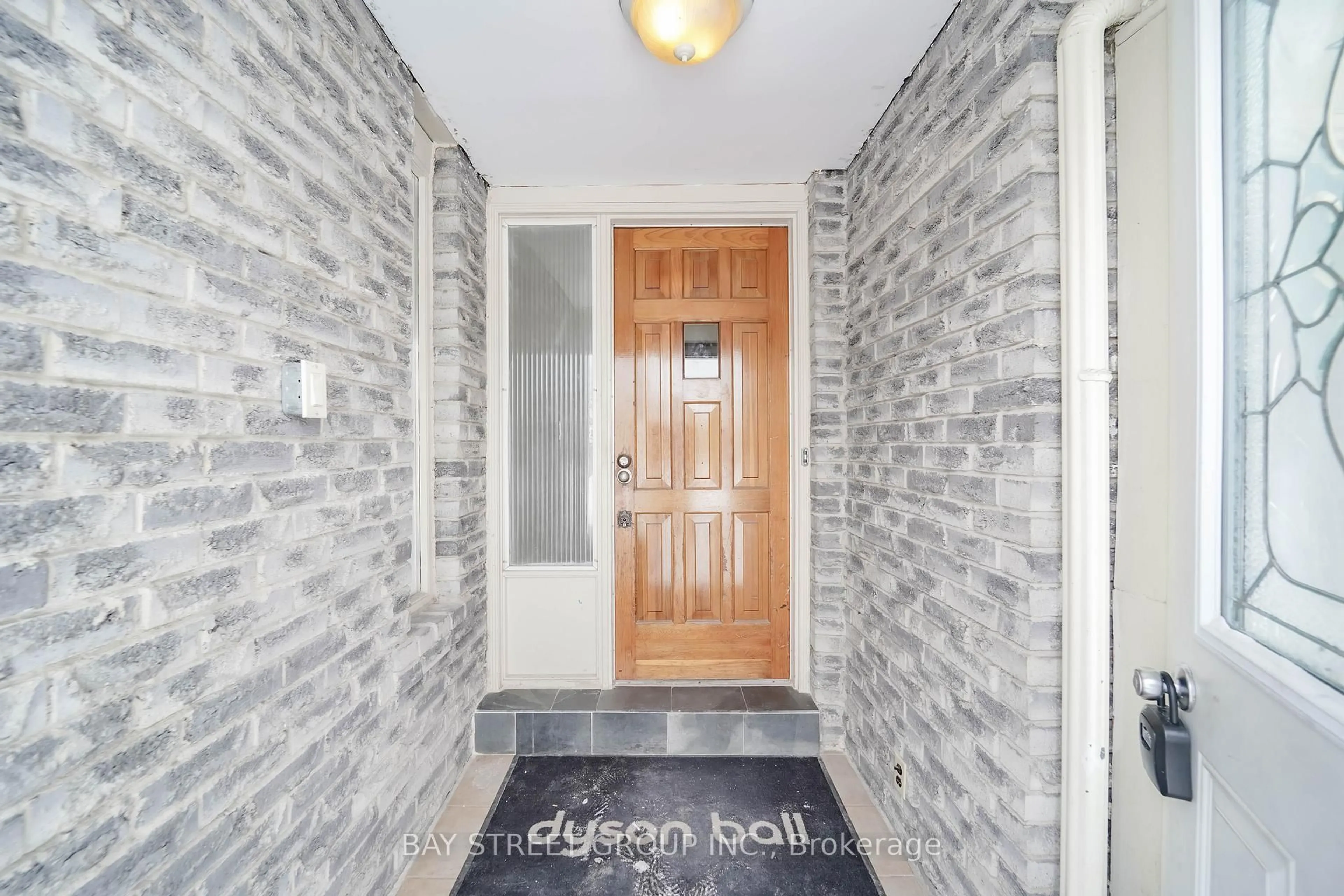 Indoor foyer for 51 Bridley Dr, Toronto Ontario M1V 1B2