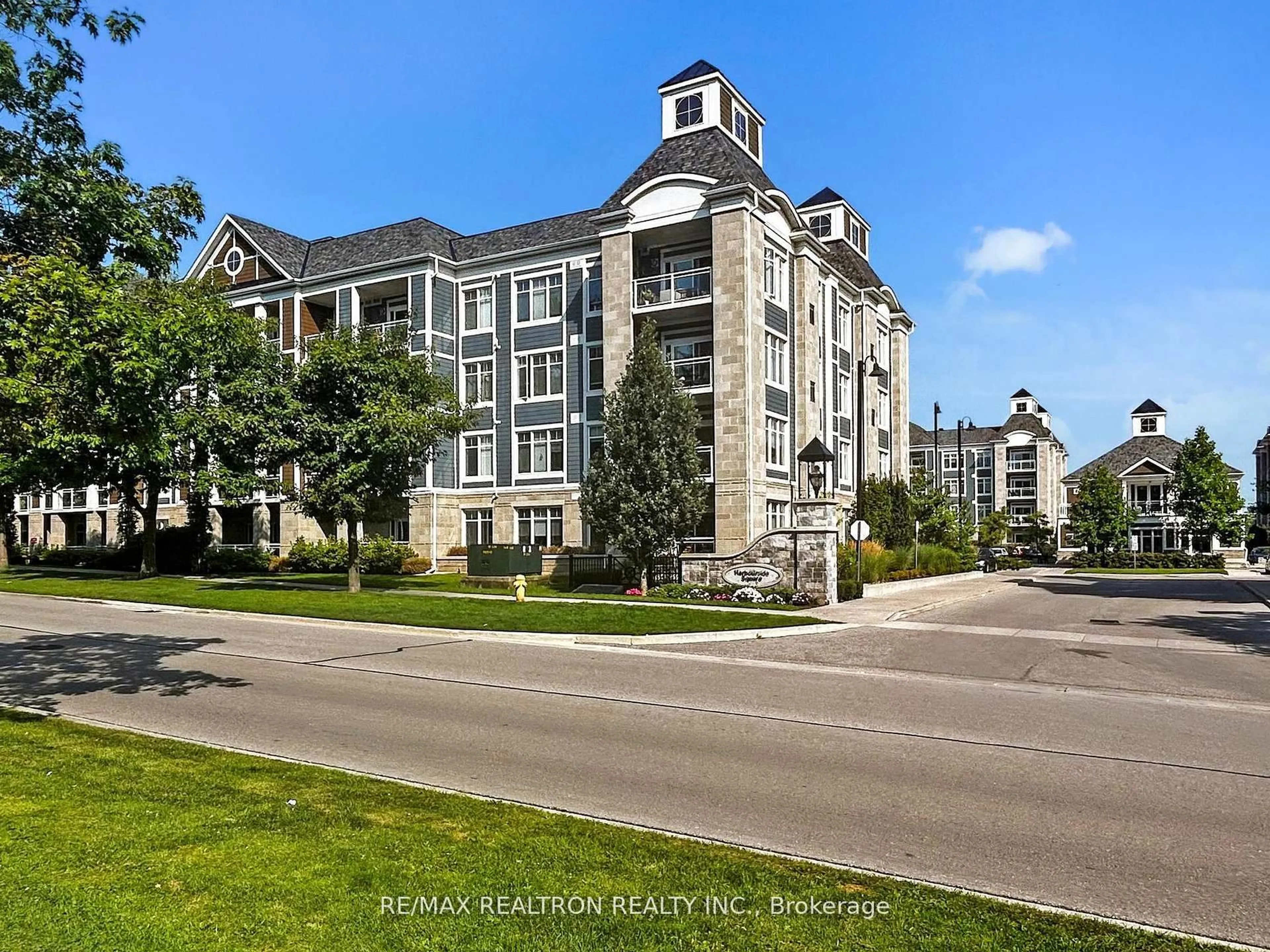 A pic from outside/outdoor area/front of a property/back of a property/a pic from drone, unknown for 650 Gordon St #112, Whitby Ontario L1N 0C1