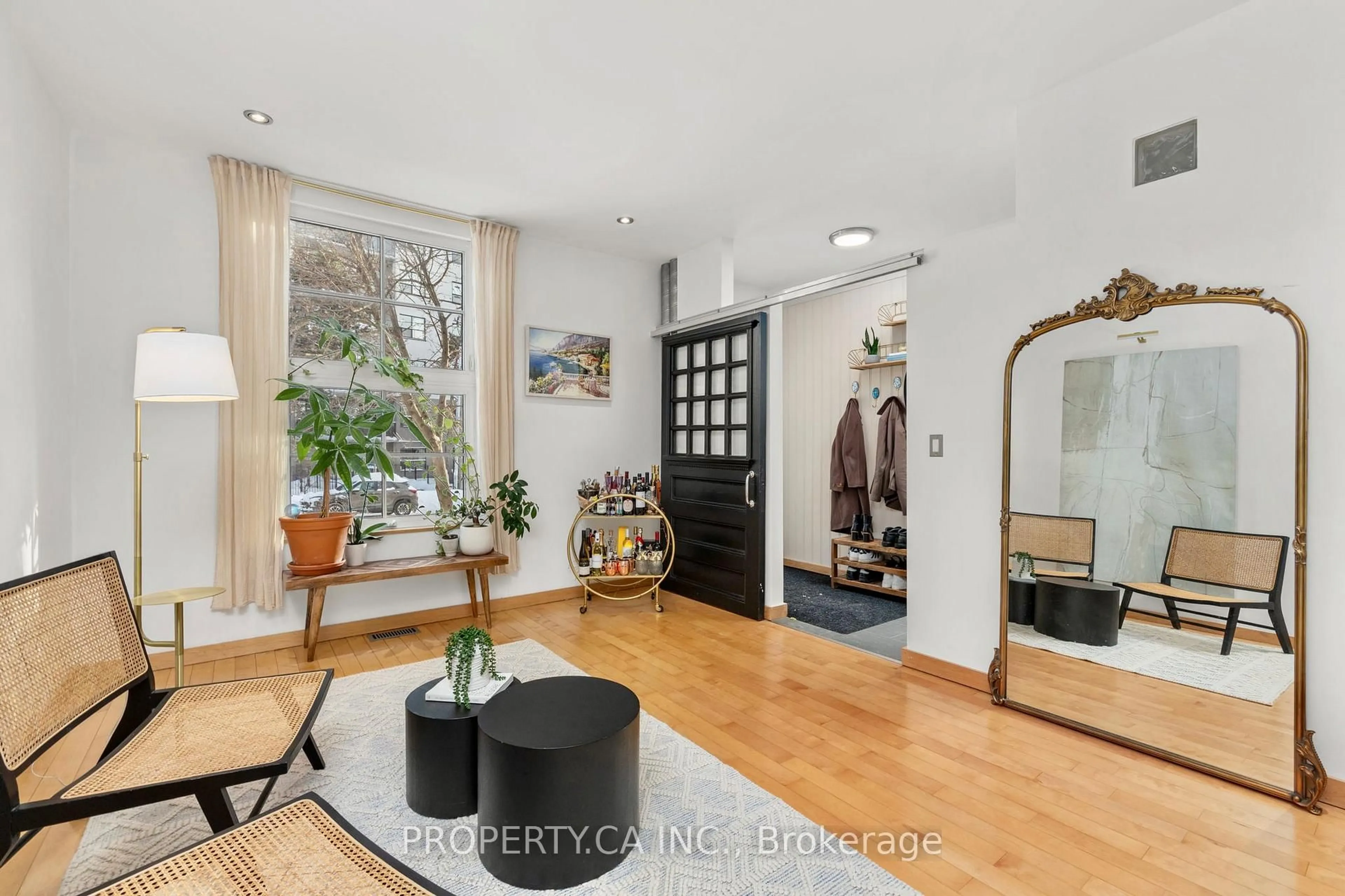 Indoor entryway for 494 Kingston Rd, Toronto Ontario M4L 1V3