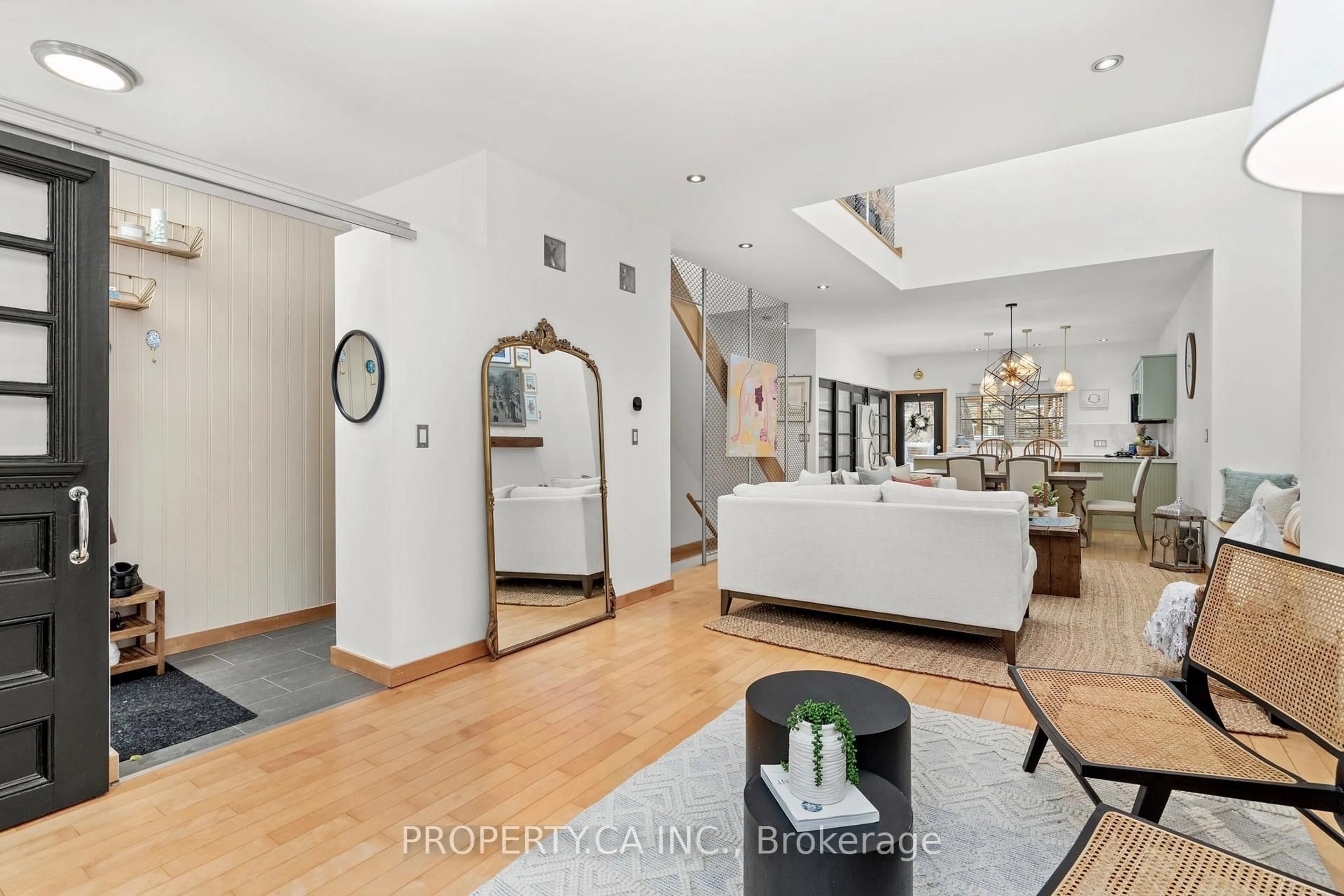 Indoor foyer for 494 Kingston Rd, Toronto Ontario M4L 1V3