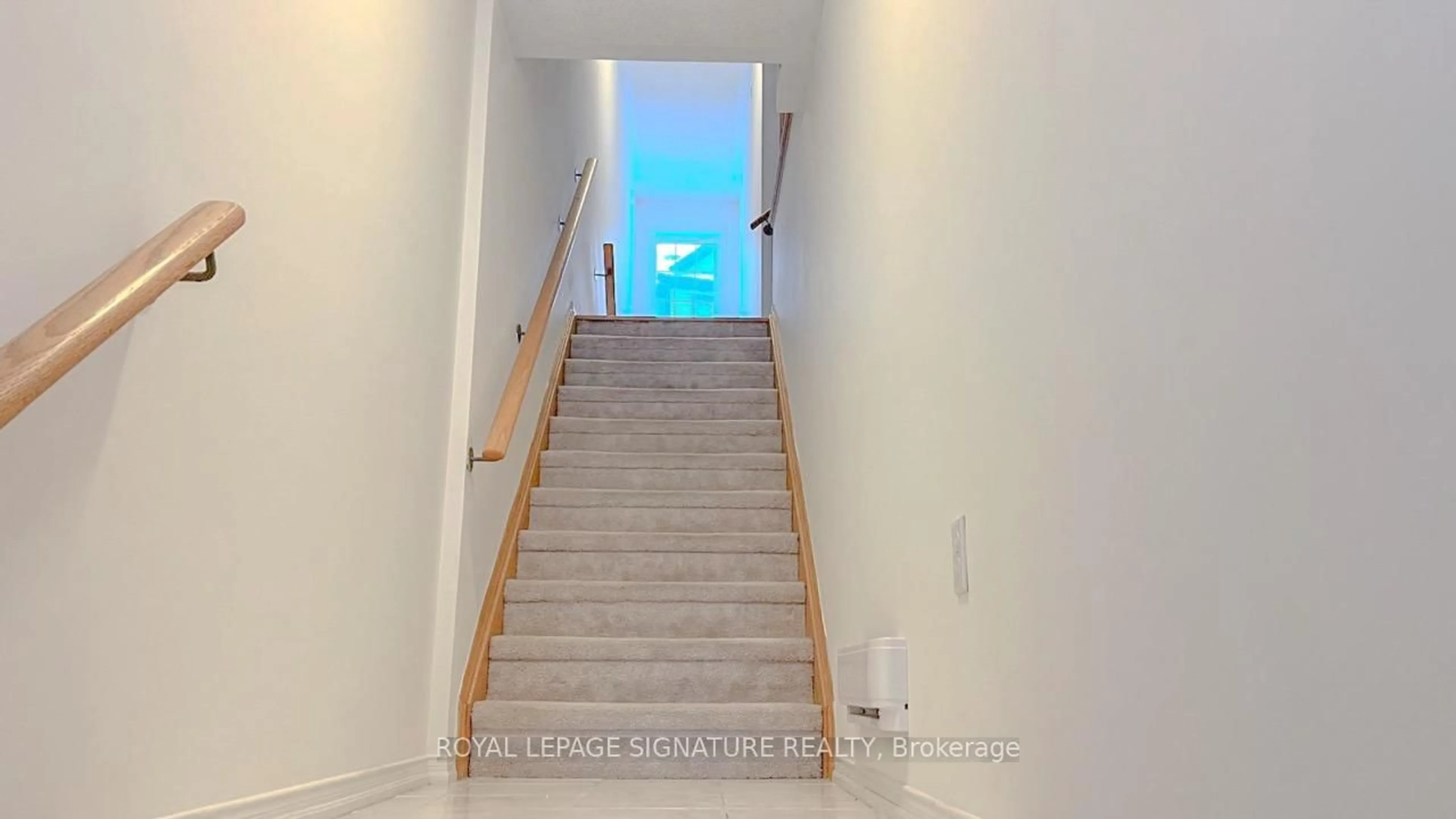 Indoor foyer for 2650 Deputy Minister Path, Oshawa Ontario L1L 0M7