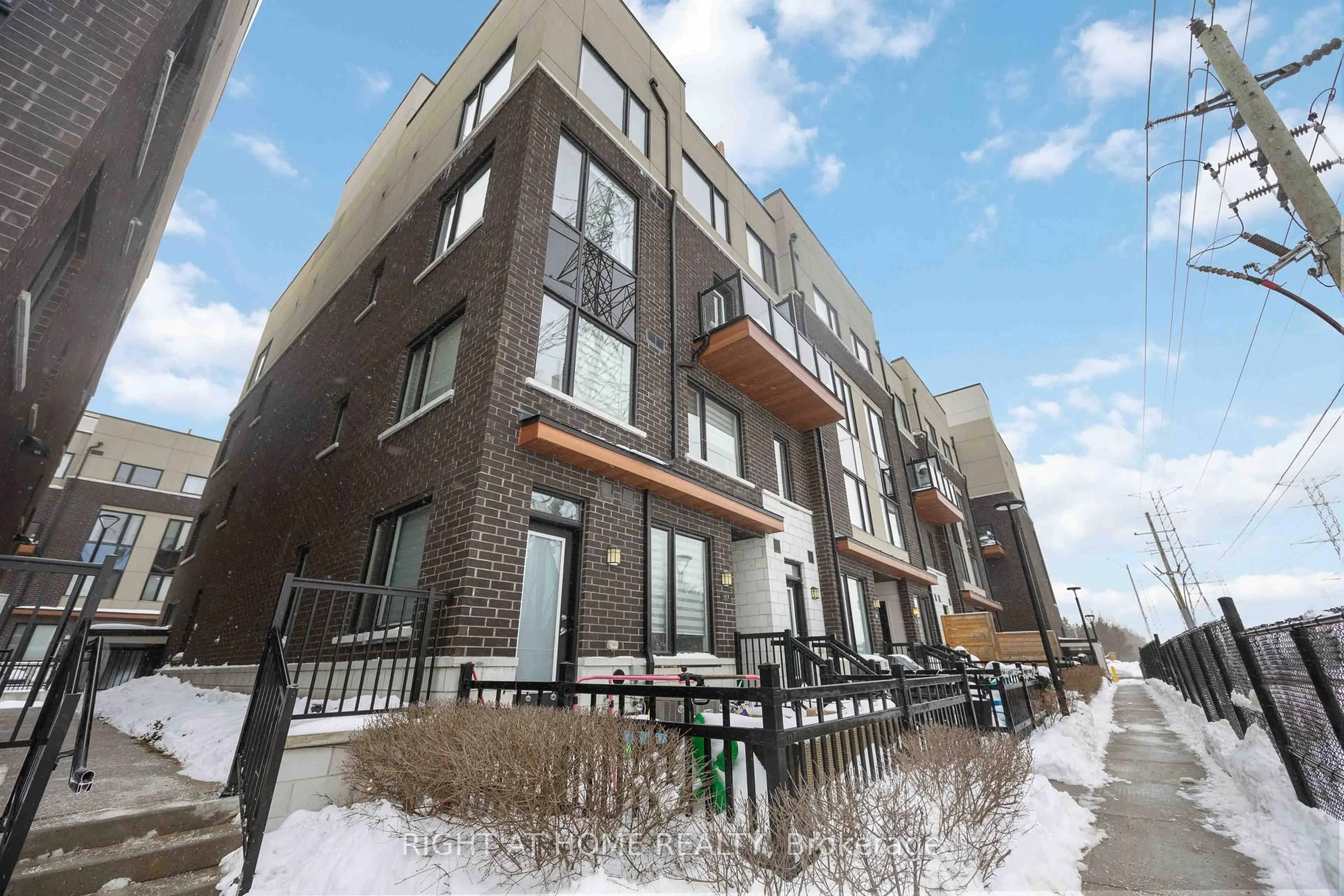 Patio, street for 1555 Kingston Rd #220, Pickering Ontario L1V 0E9