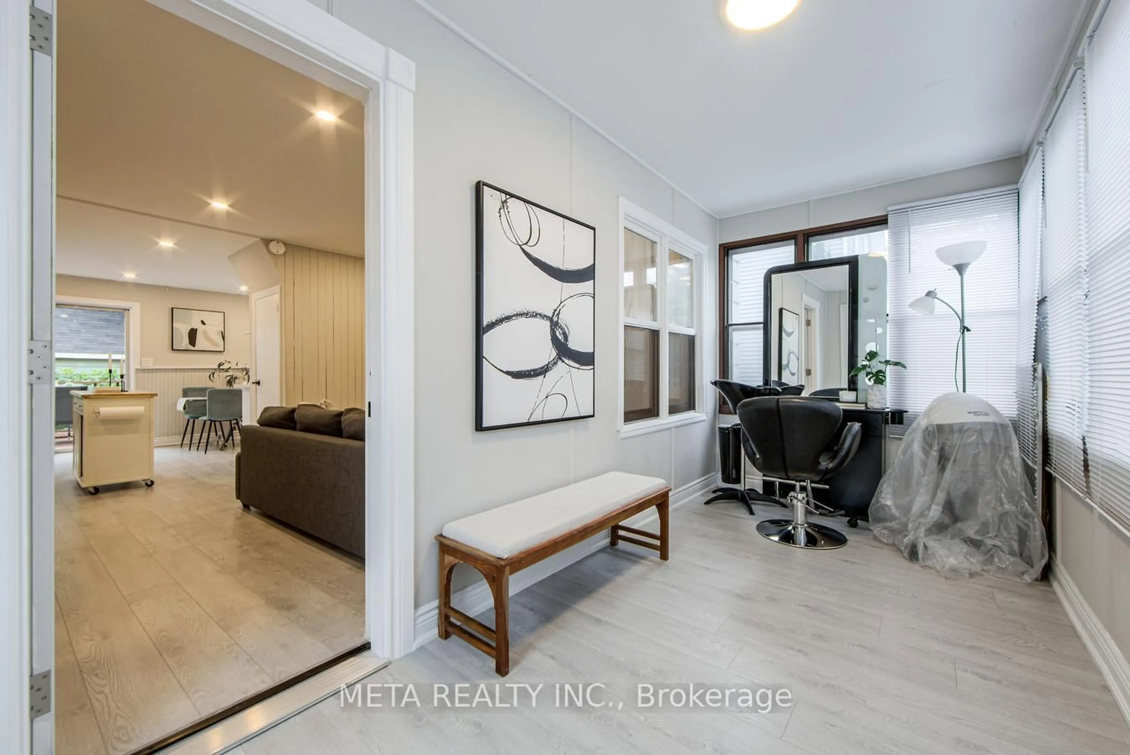 Indoor entryway for 340 French St, Oshawa Ontario L1G 5N7