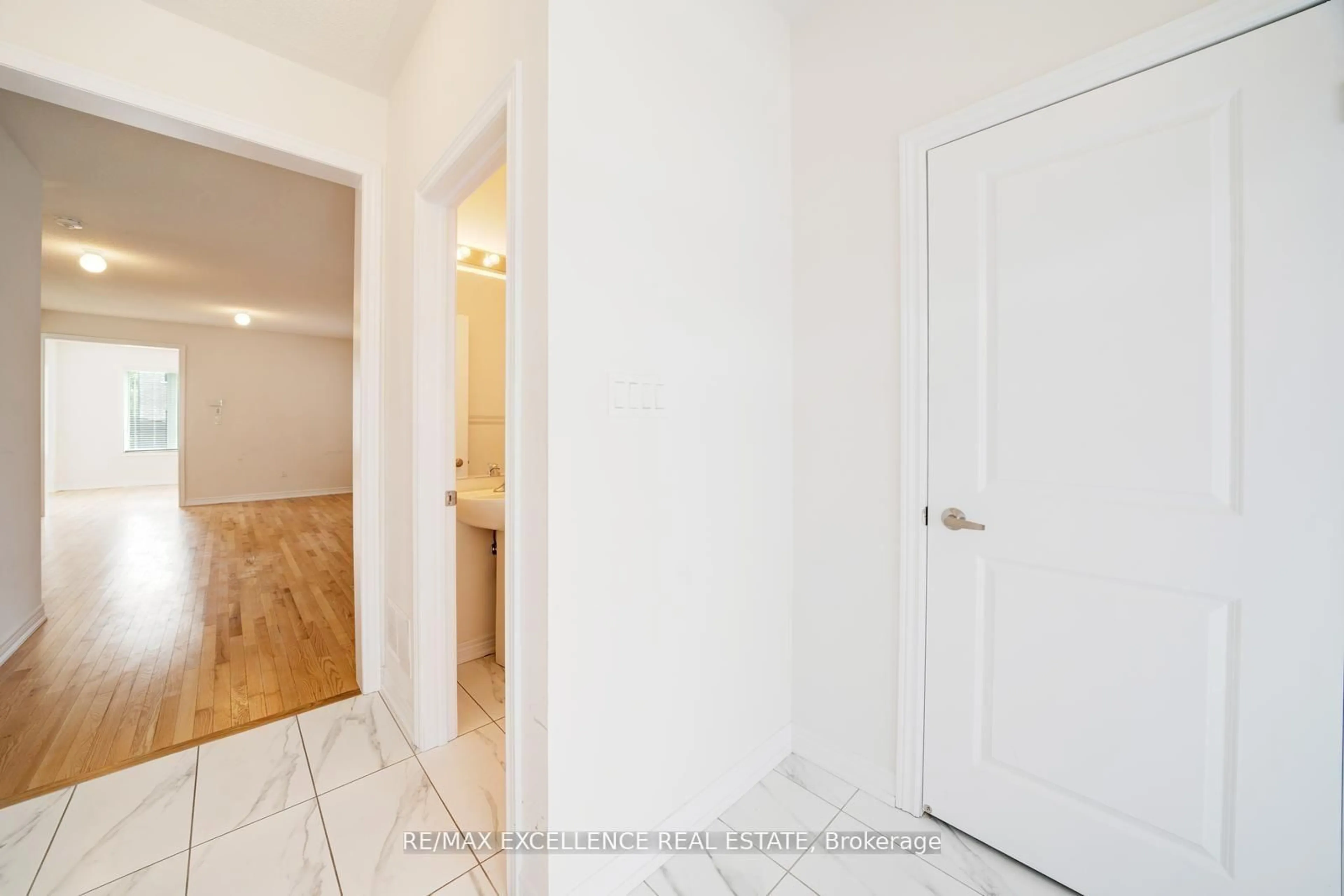Indoor entryway for 2085 Coppermine St, Oshawa Ontario L1L 0T2