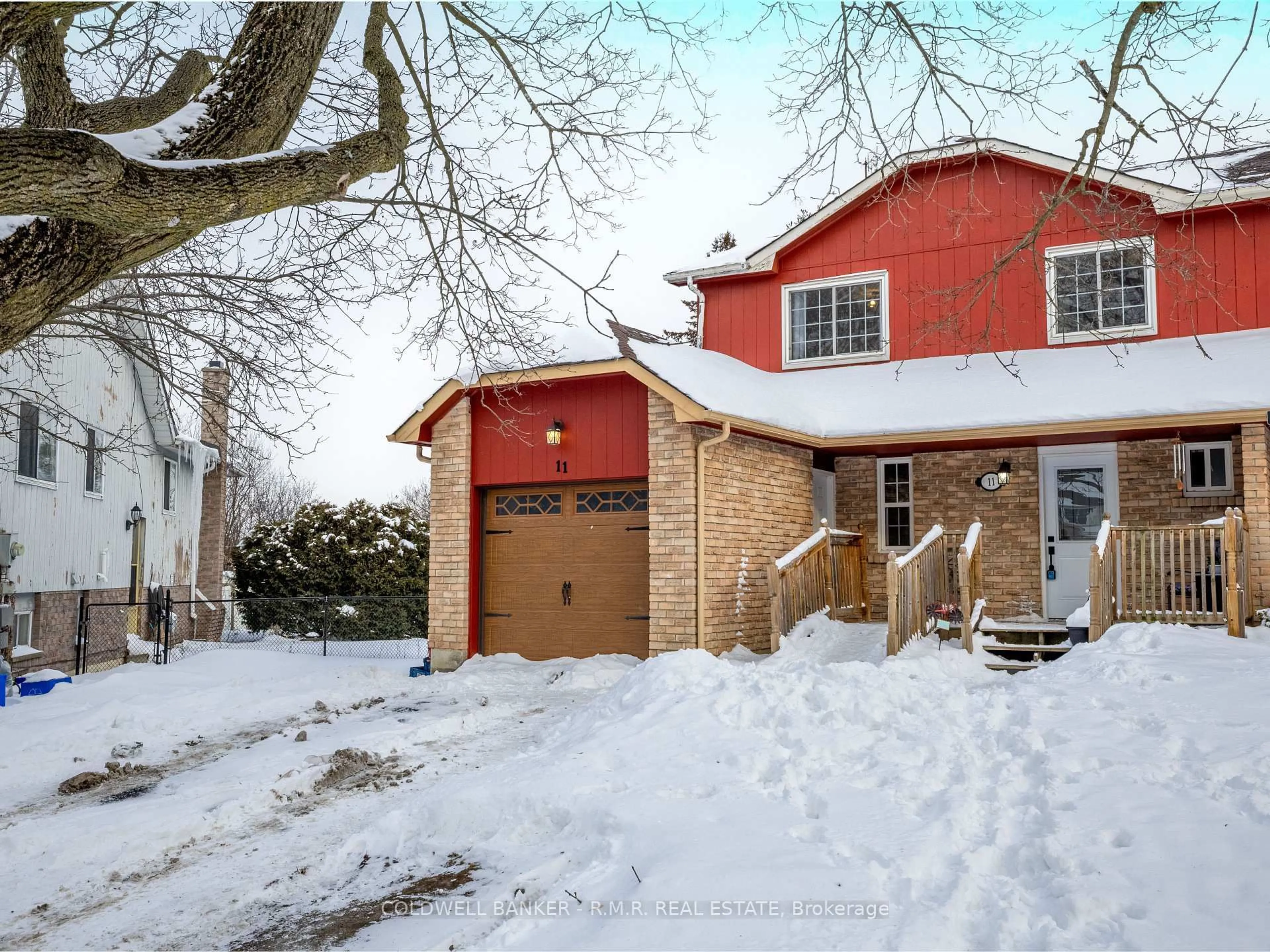 A pic from outside/outdoor area/front of a property/back of a property/a pic from drone, street for 11 Beecroft Crt, Whitby Ontario L1P 1C7