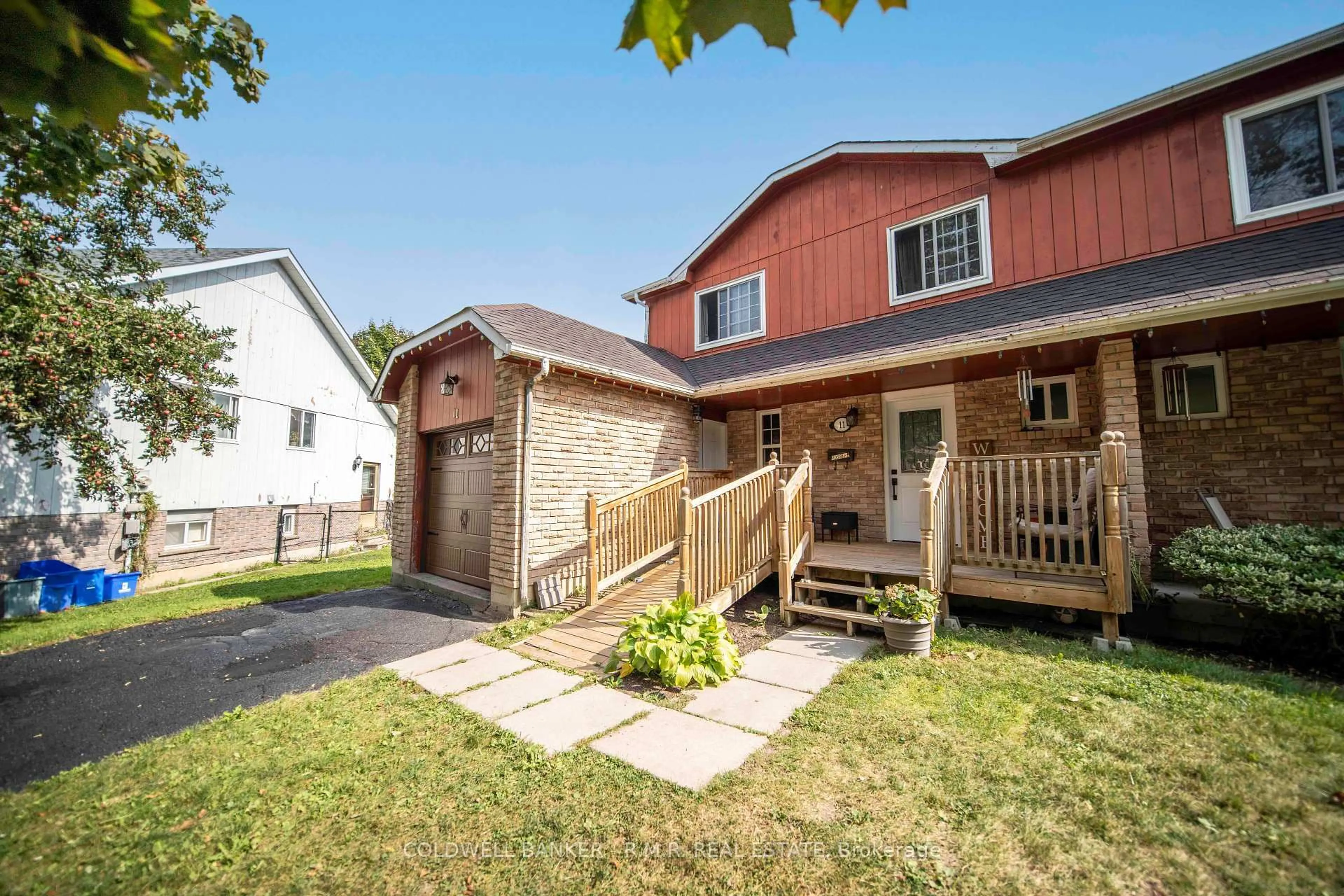 Patio, street for 11 Beecroft Crt, Whitby Ontario L1P 1C7