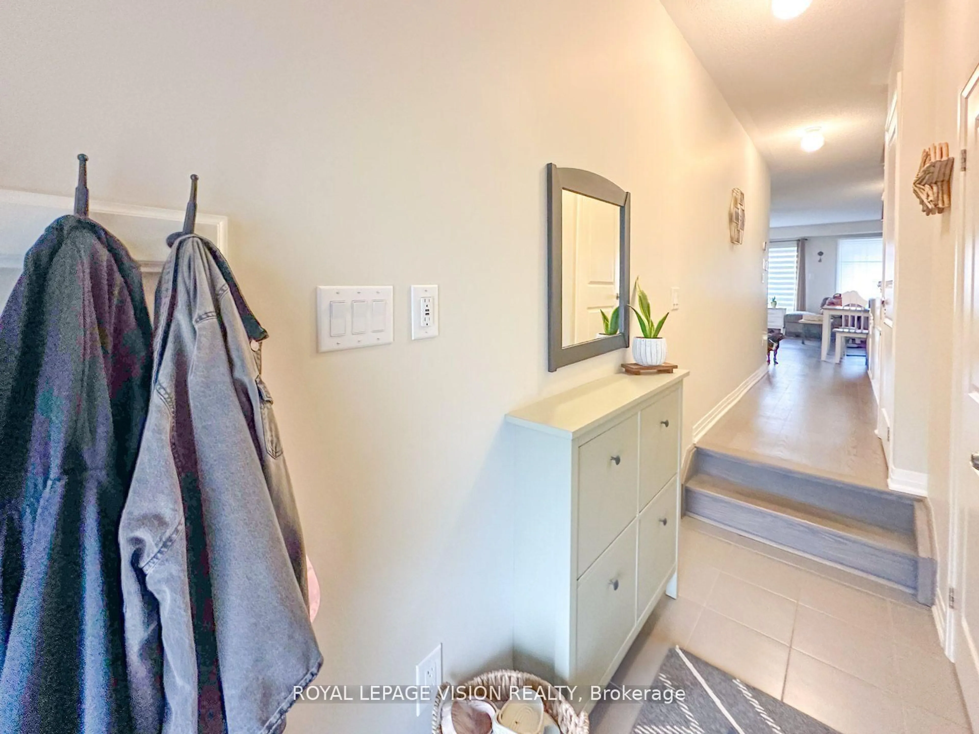 Indoor entryway for 74 Caspian Sq, Clarington Ontario L1C 7G4