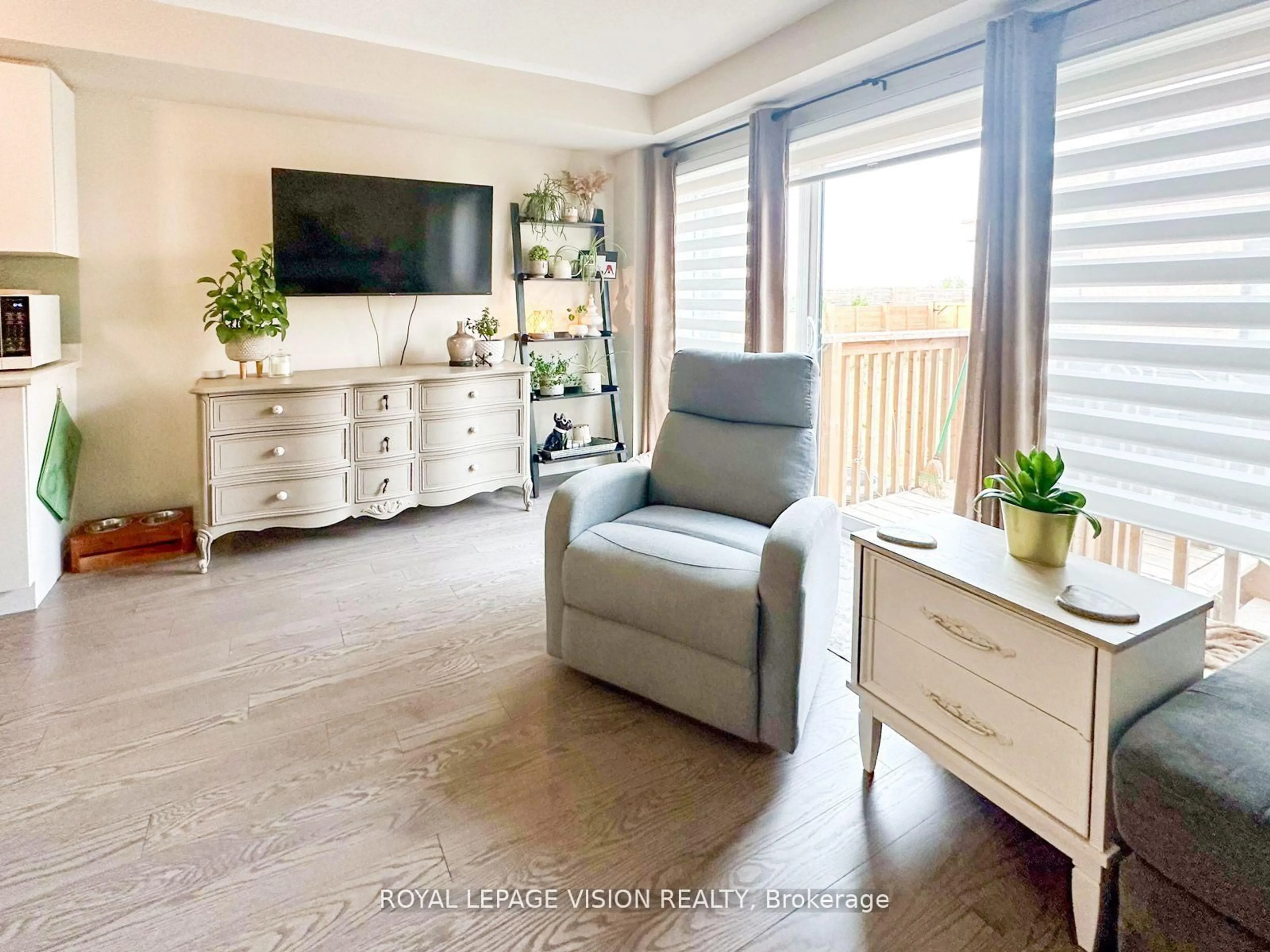 Living room with furniture, wood/laminate floor for 74 Caspian Sq, Clarington Ontario L1C 7G4