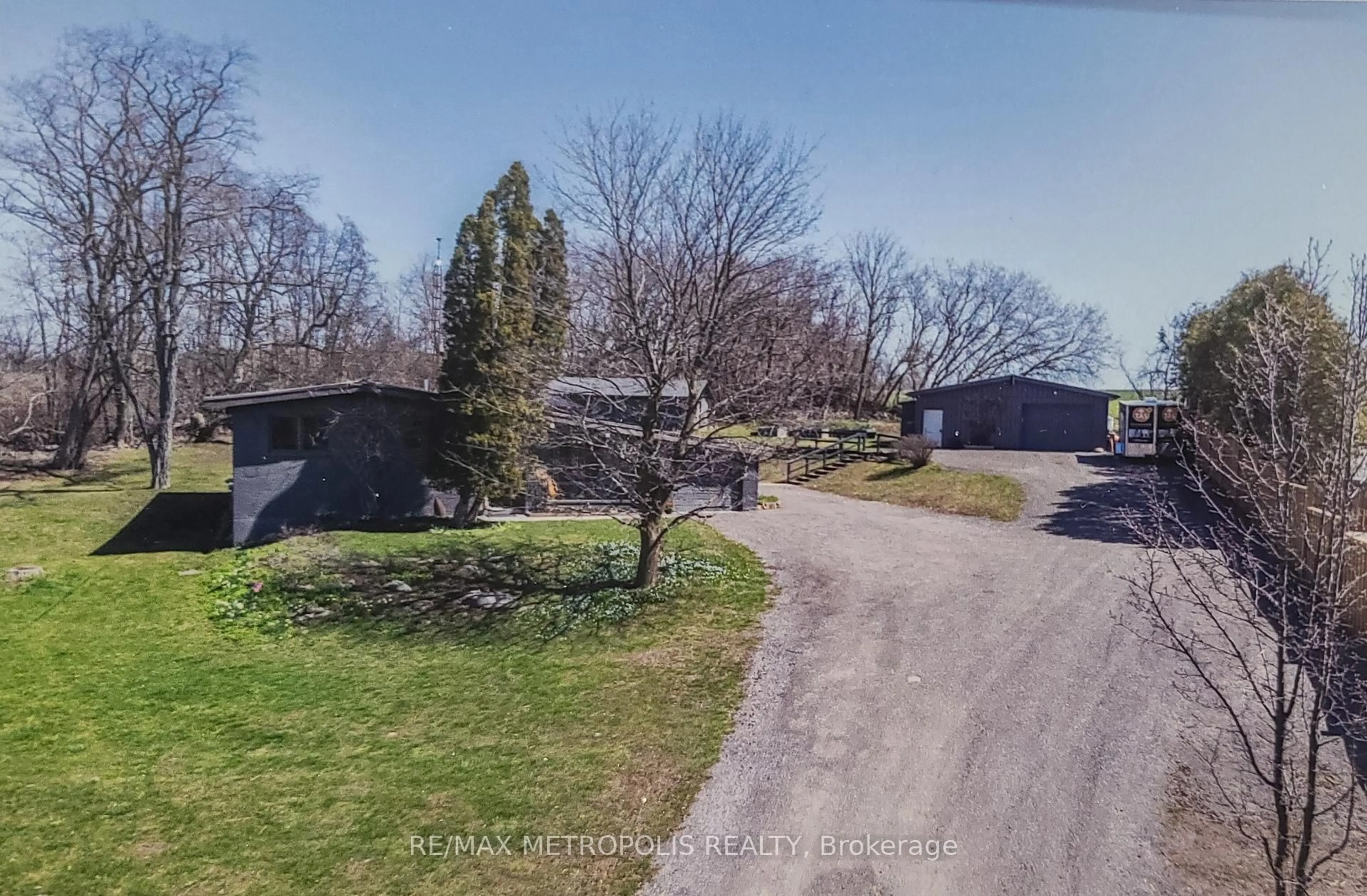 A pic from outside/outdoor area/front of a property/back of a property/a pic from drone, street for 3975 Kinsale Rd, Pickering Ontario L1Y 1E3
