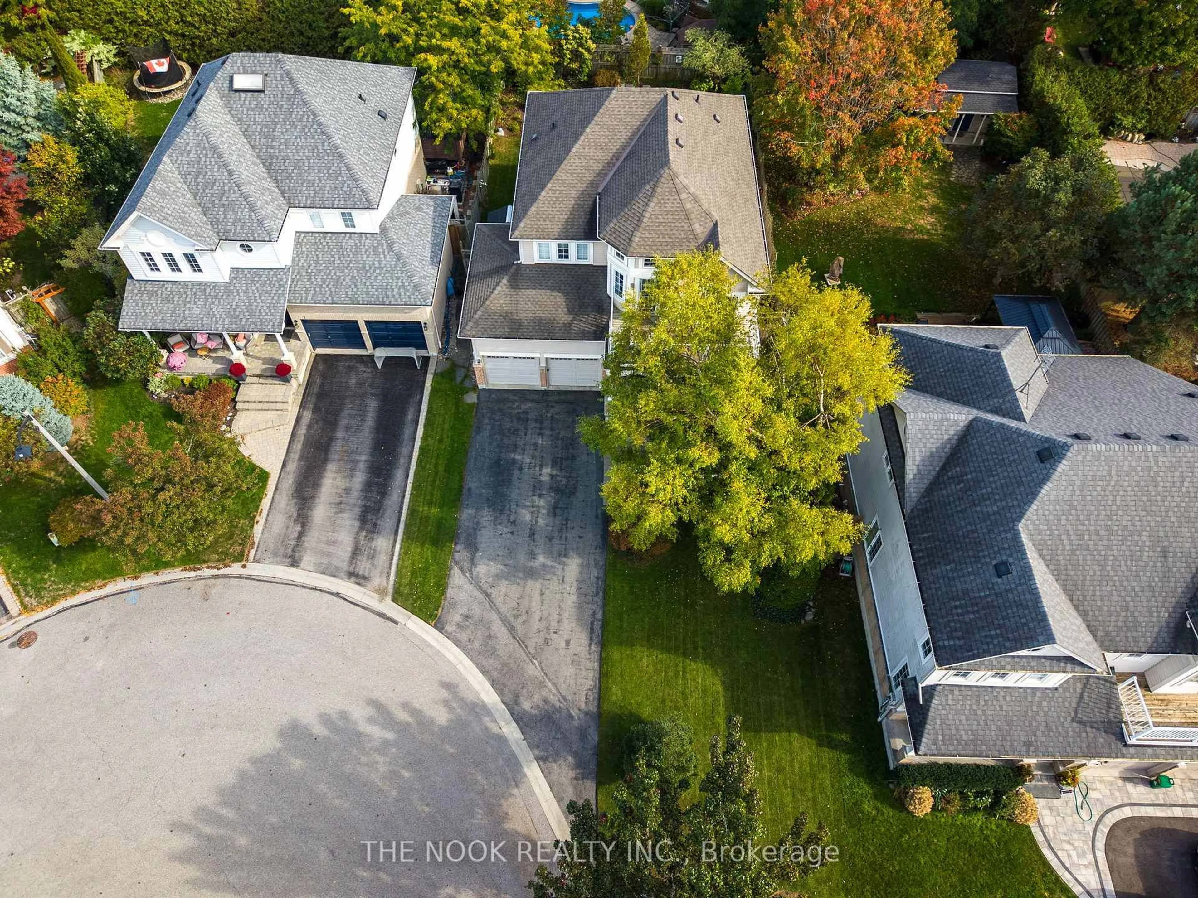 A pic from outside/outdoor area/front of a property/back of a property/a pic from drone, unknown for 5 Coastview Crt, Whitby Ontario L1N 9N6