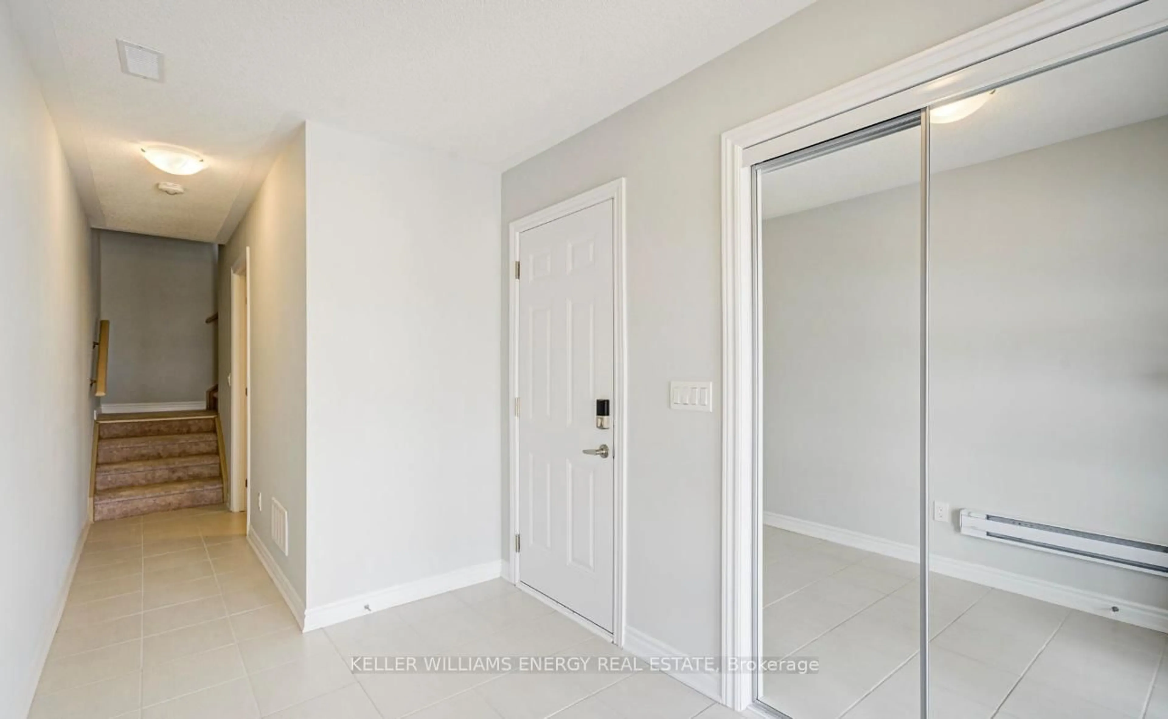 Indoor entryway for 1210 Greentree Path, Oshawa Ontario L1H 8L7