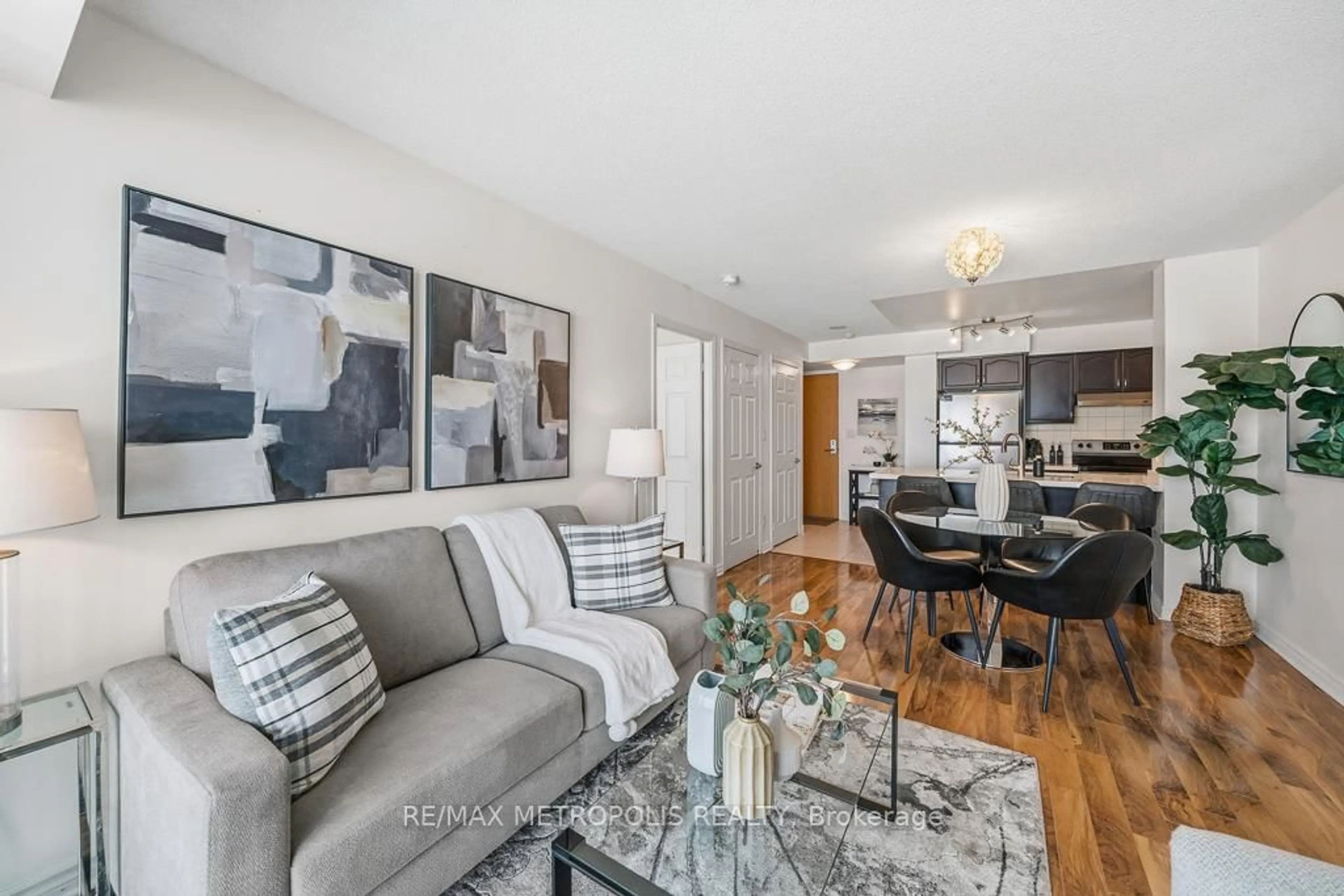 Living room with furniture, wood/laminate floor for 88 Grangeway Ave #2007, Toronto Ontario M1H 0A2