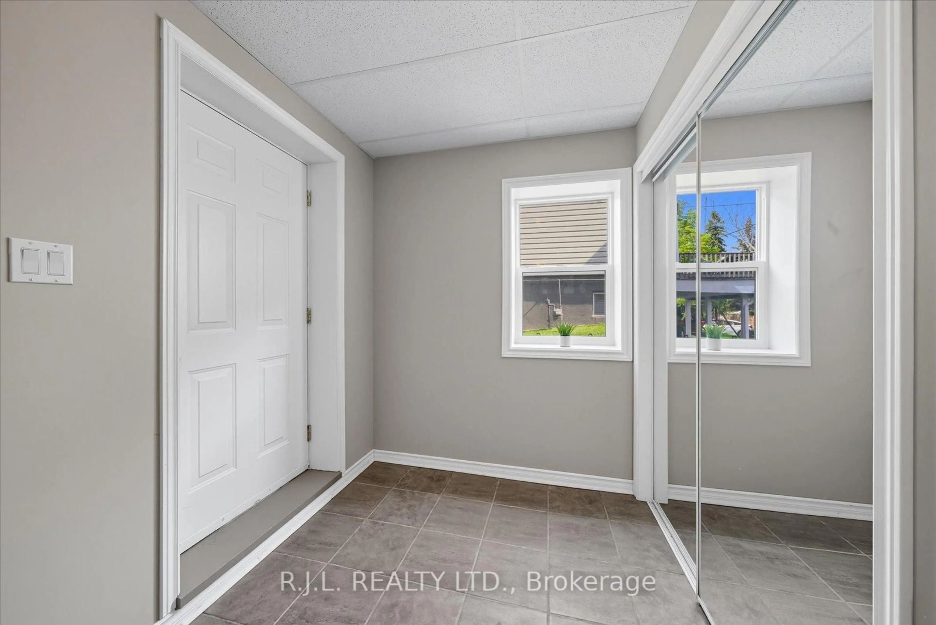 Indoor entryway for 178 Platten Blvd, Scugog Ontario L9L 1B4