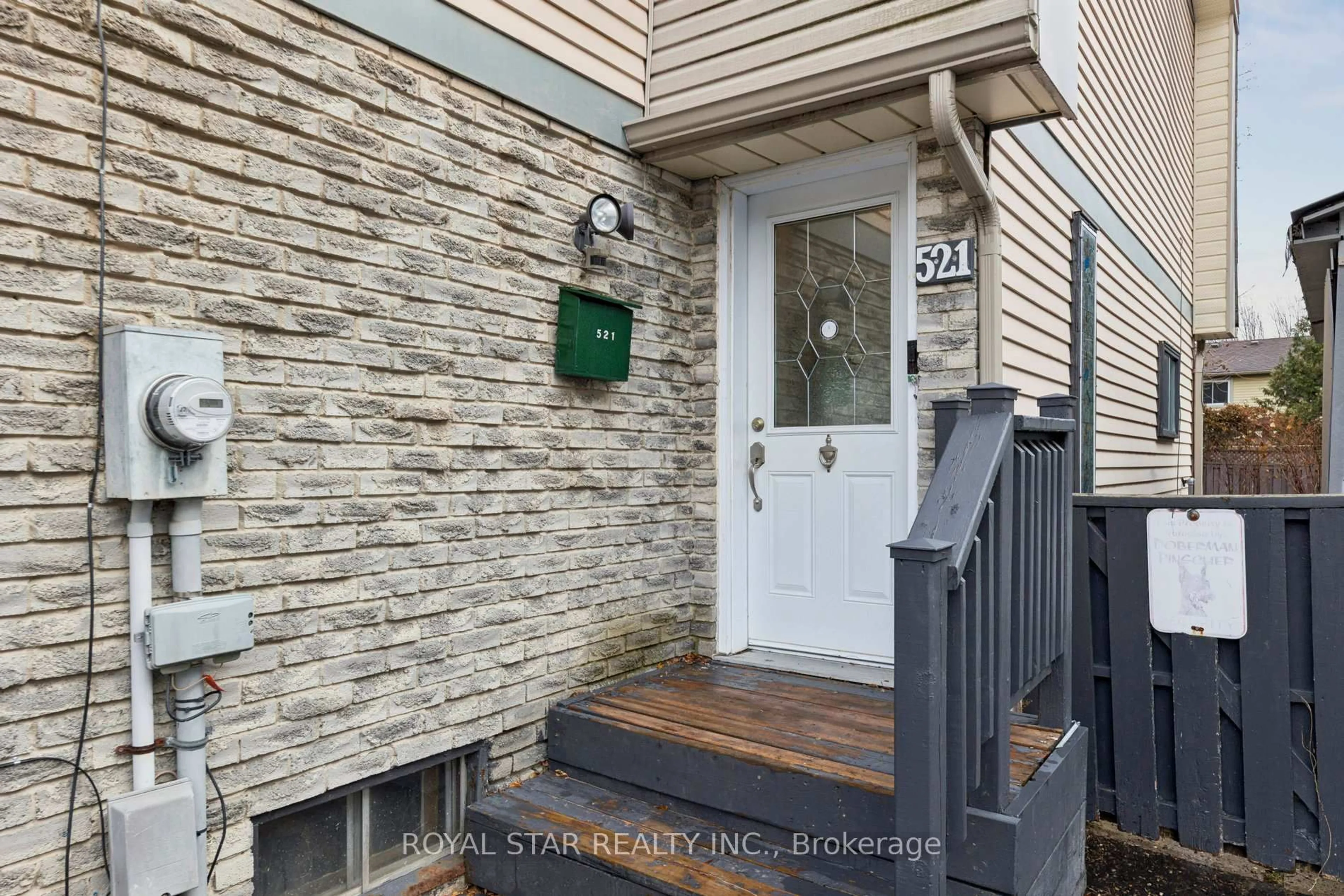 Indoor entryway for 521 Gaylord Dr, Oshawa Ontario L1K 1L4