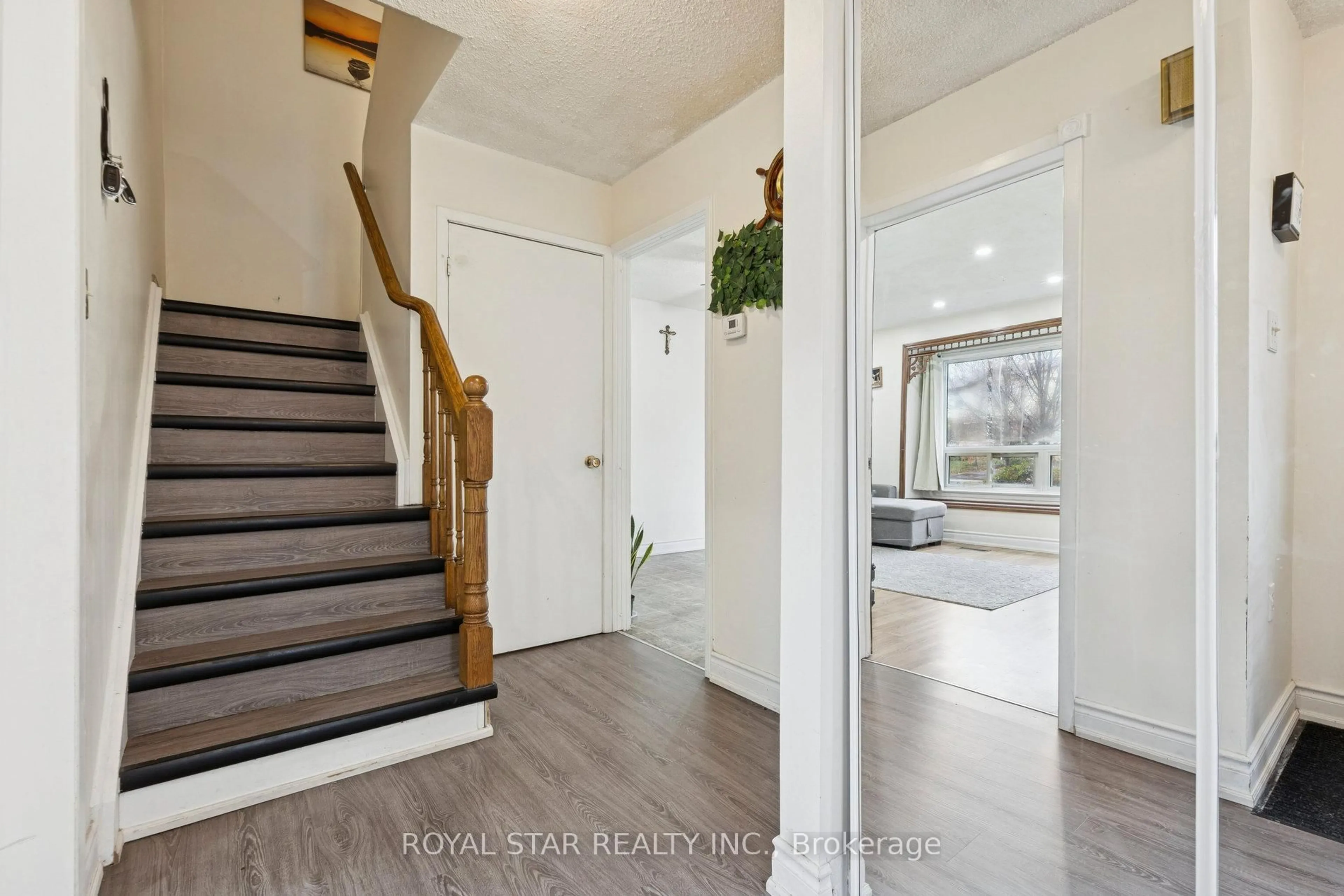 Indoor entryway for 521 Gaylord Dr, Oshawa Ontario L1K 1L4