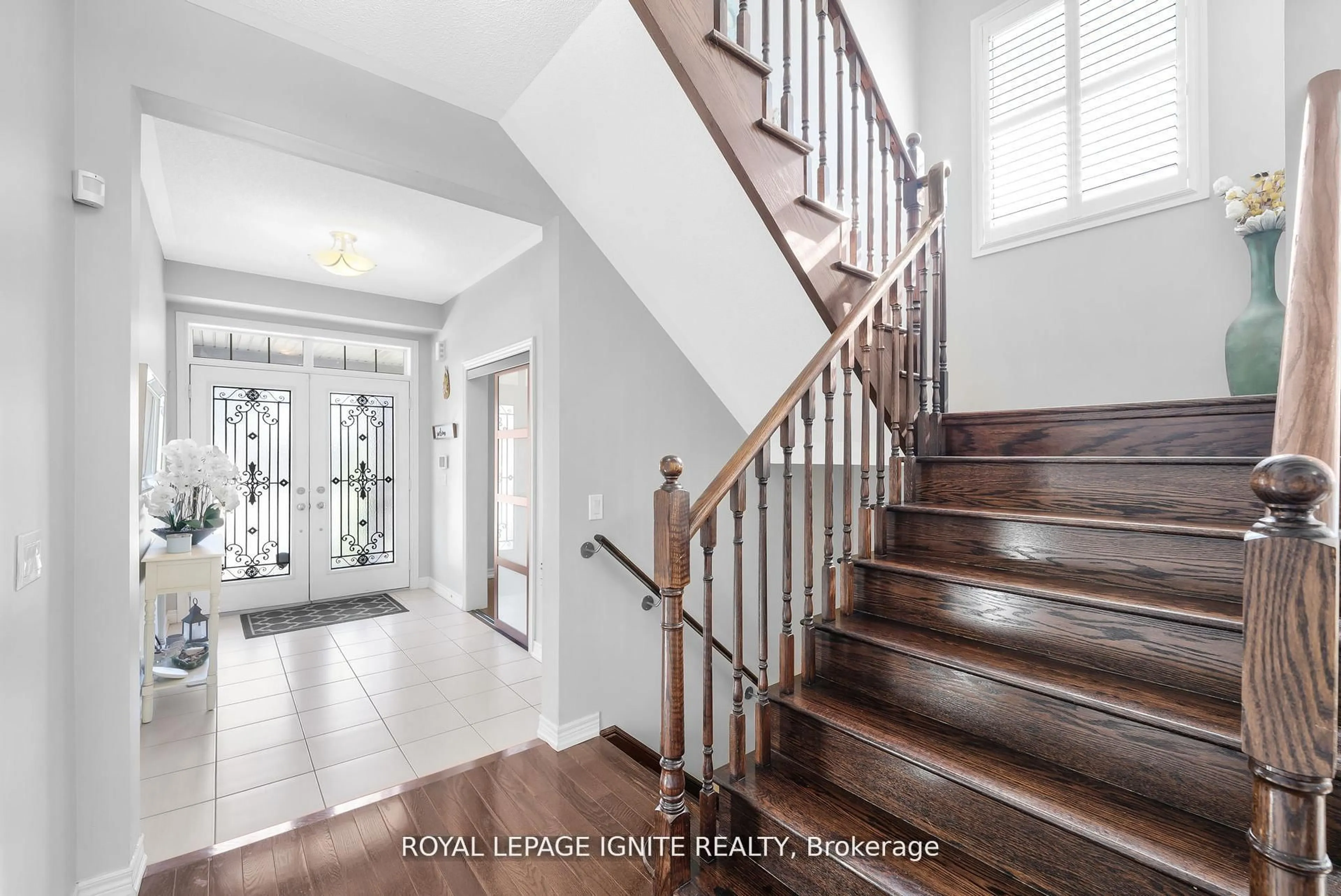 Indoor entryway for 210 Blackwell Cres, Oshawa Ontario L1L 0C9
