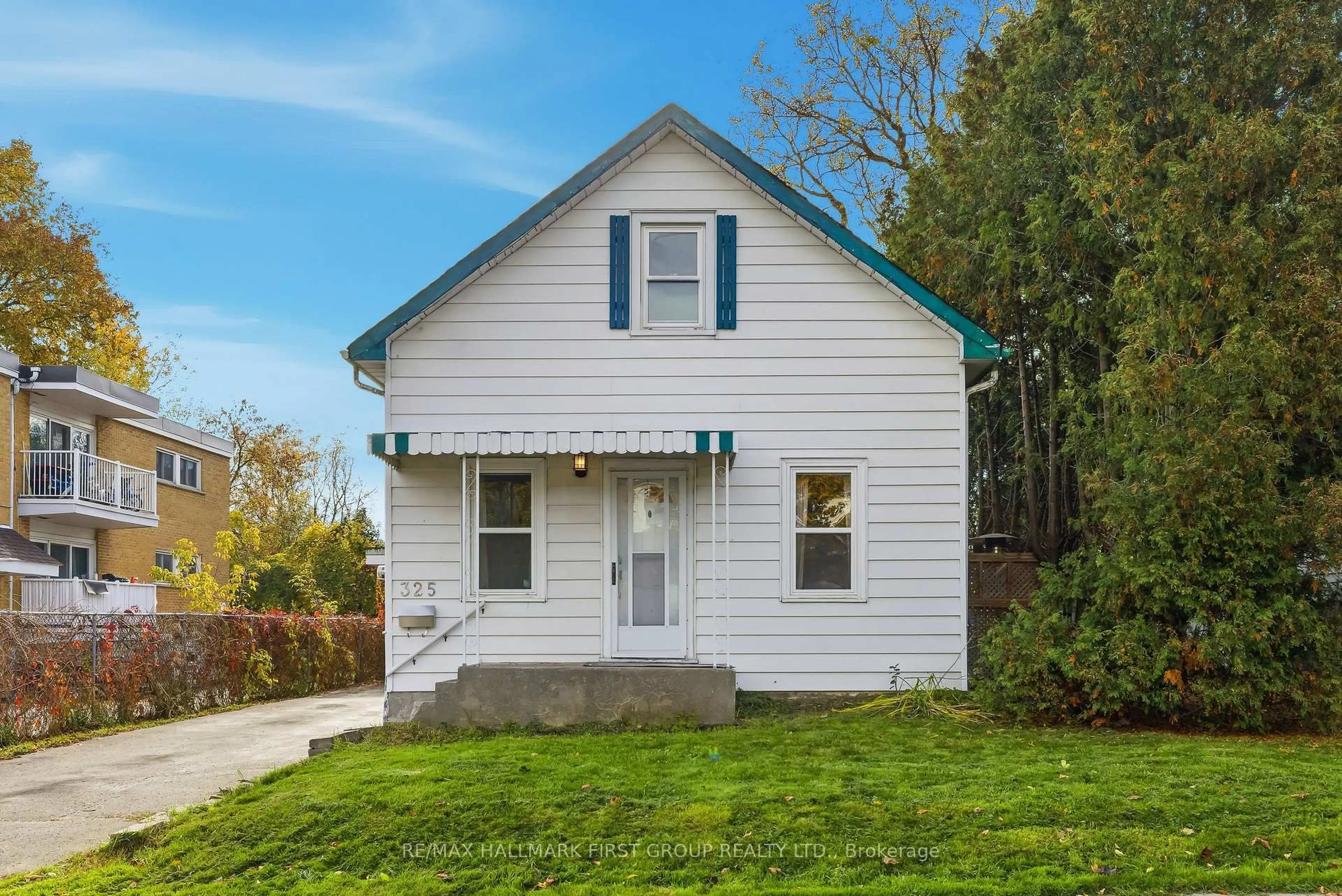 Home with vinyl exterior material, building for 325 Elgin St, Oshawa Ontario L1J 2P2