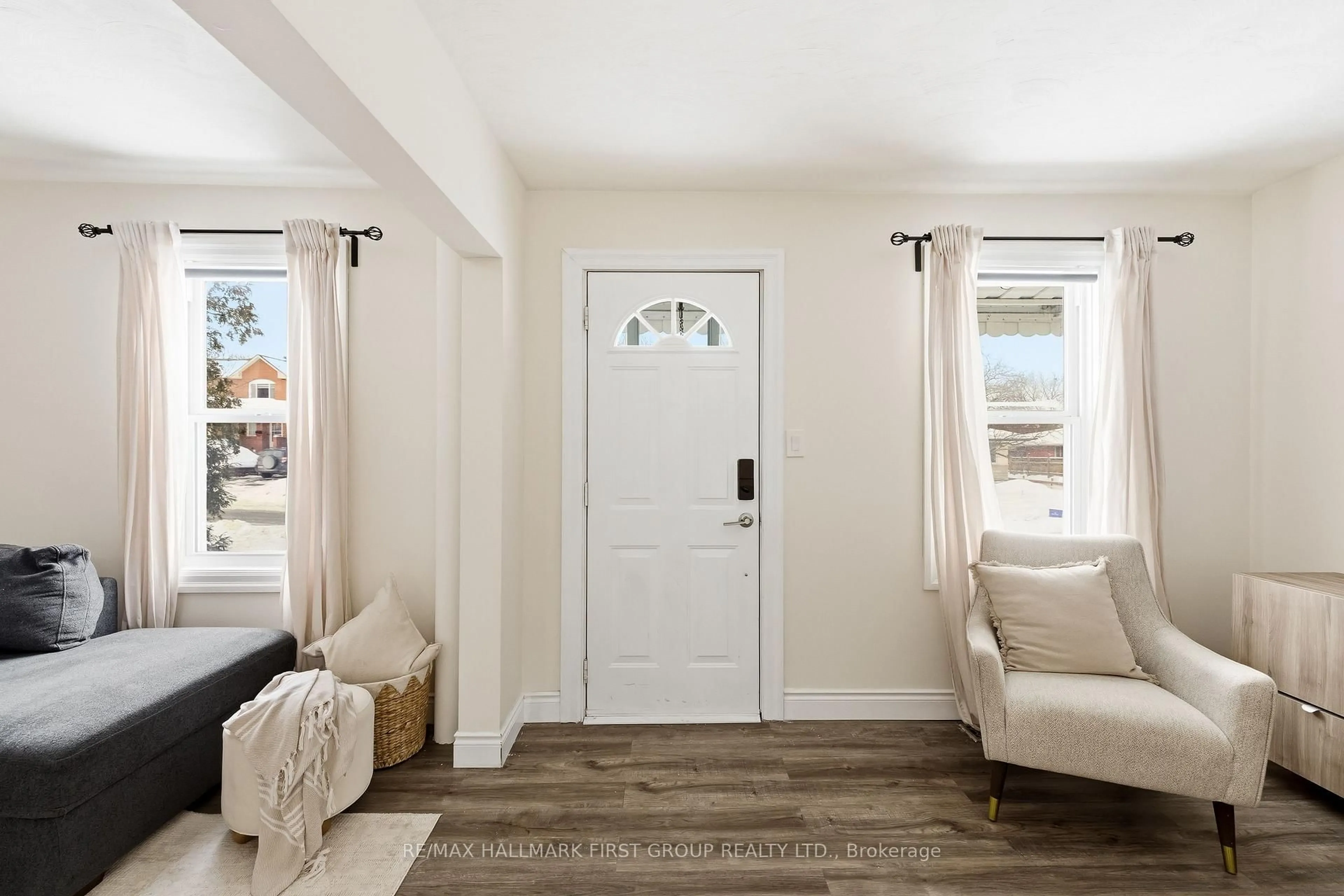 Indoor entryway for 325 Elgin St, Oshawa Ontario L1J 2P2