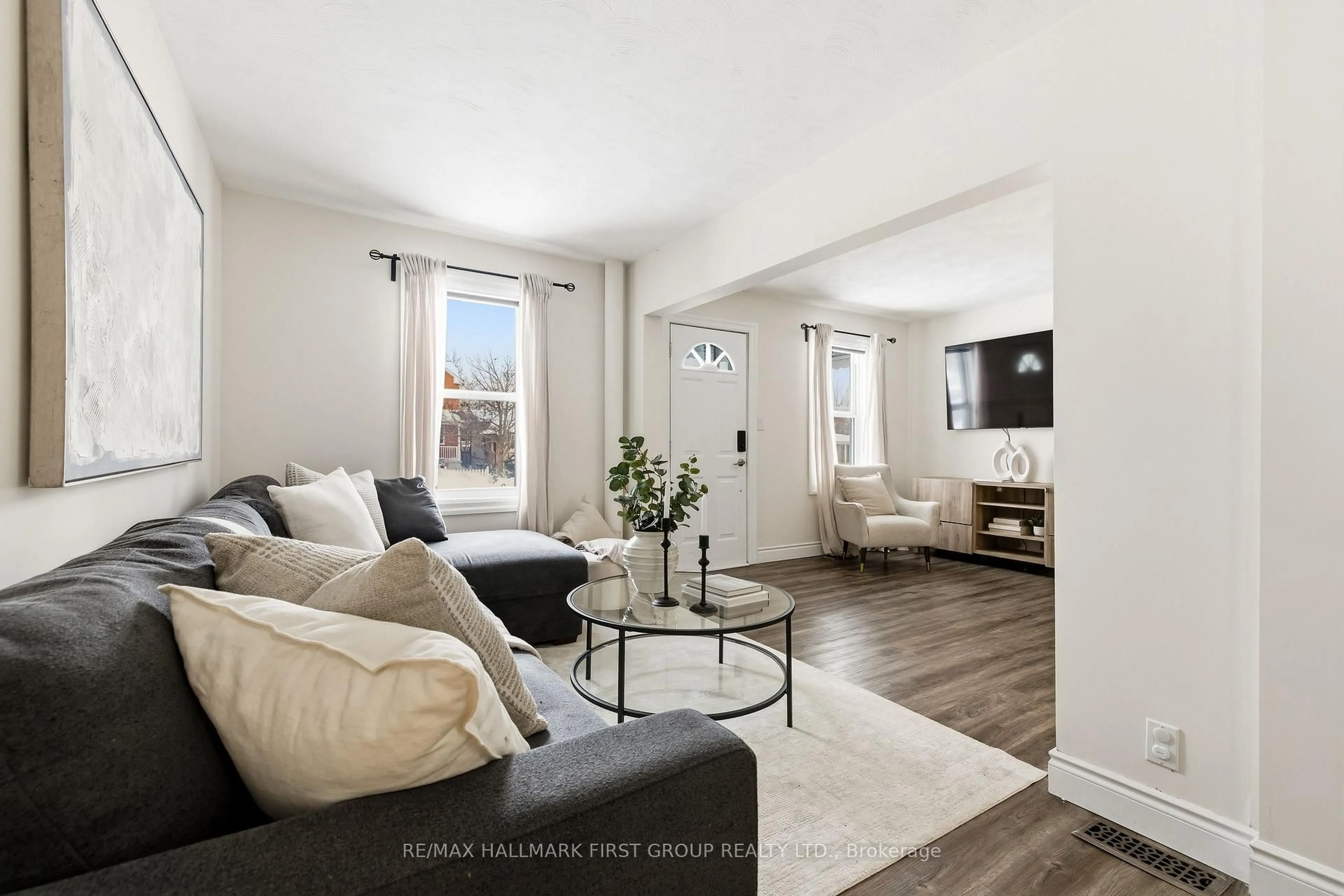 Living room with furniture, unknown for 325 Elgin St, Oshawa Ontario L1J 2P2