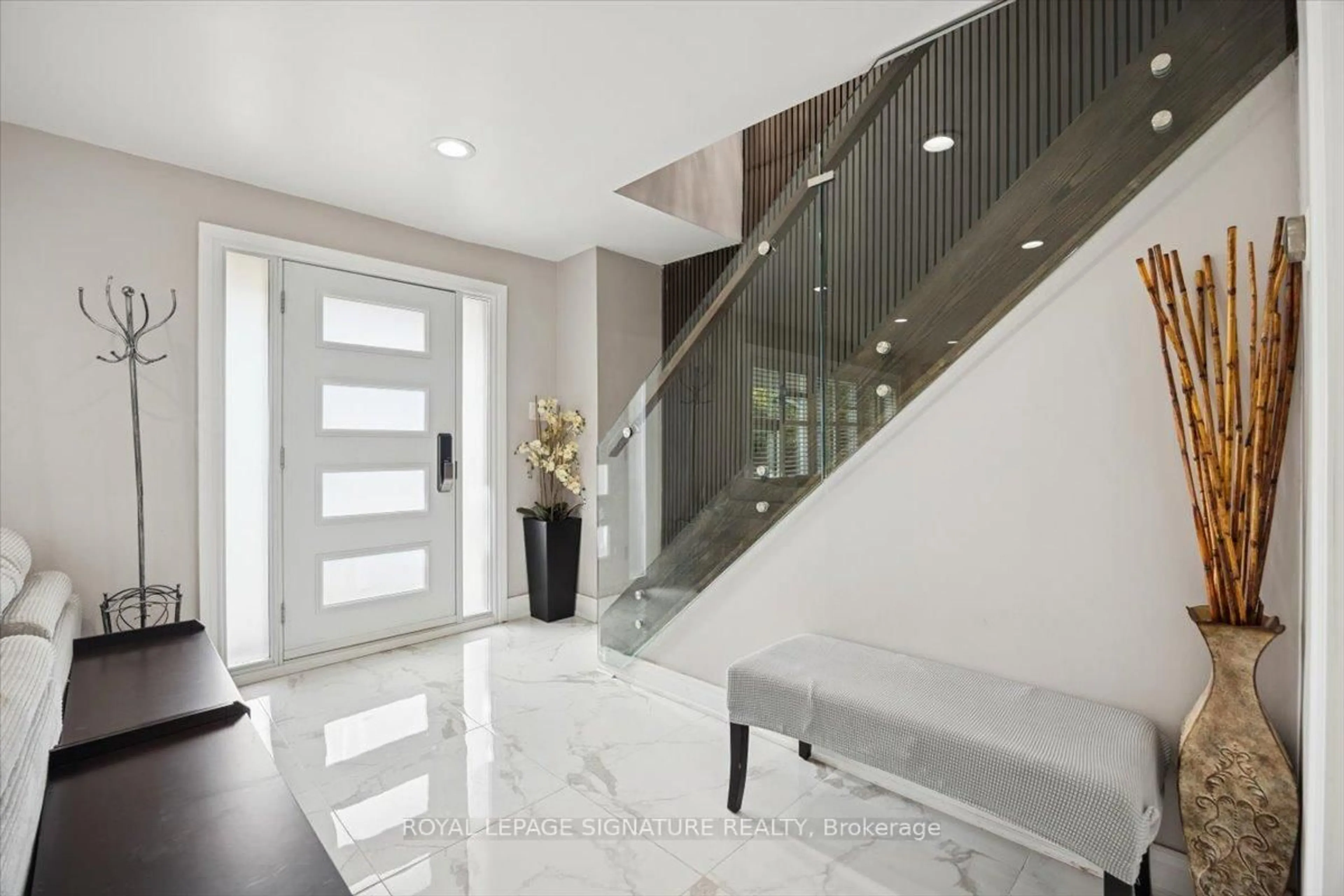 Indoor foyer for 10 Tyler St, Clarington Ontario L0B 1J0