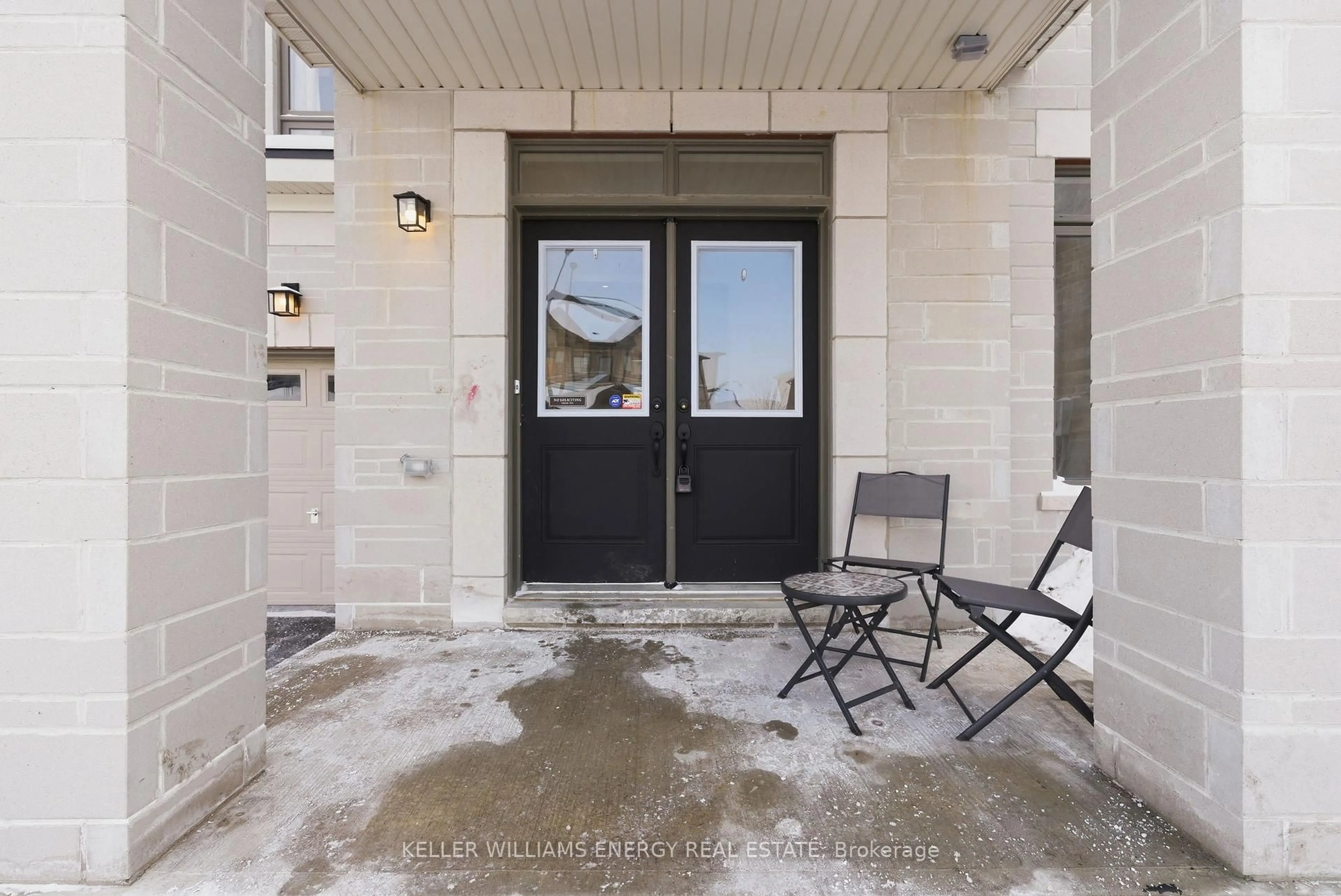 Indoor entryway for 44 Priory Dr, Whitby Ontario L1P 0L1