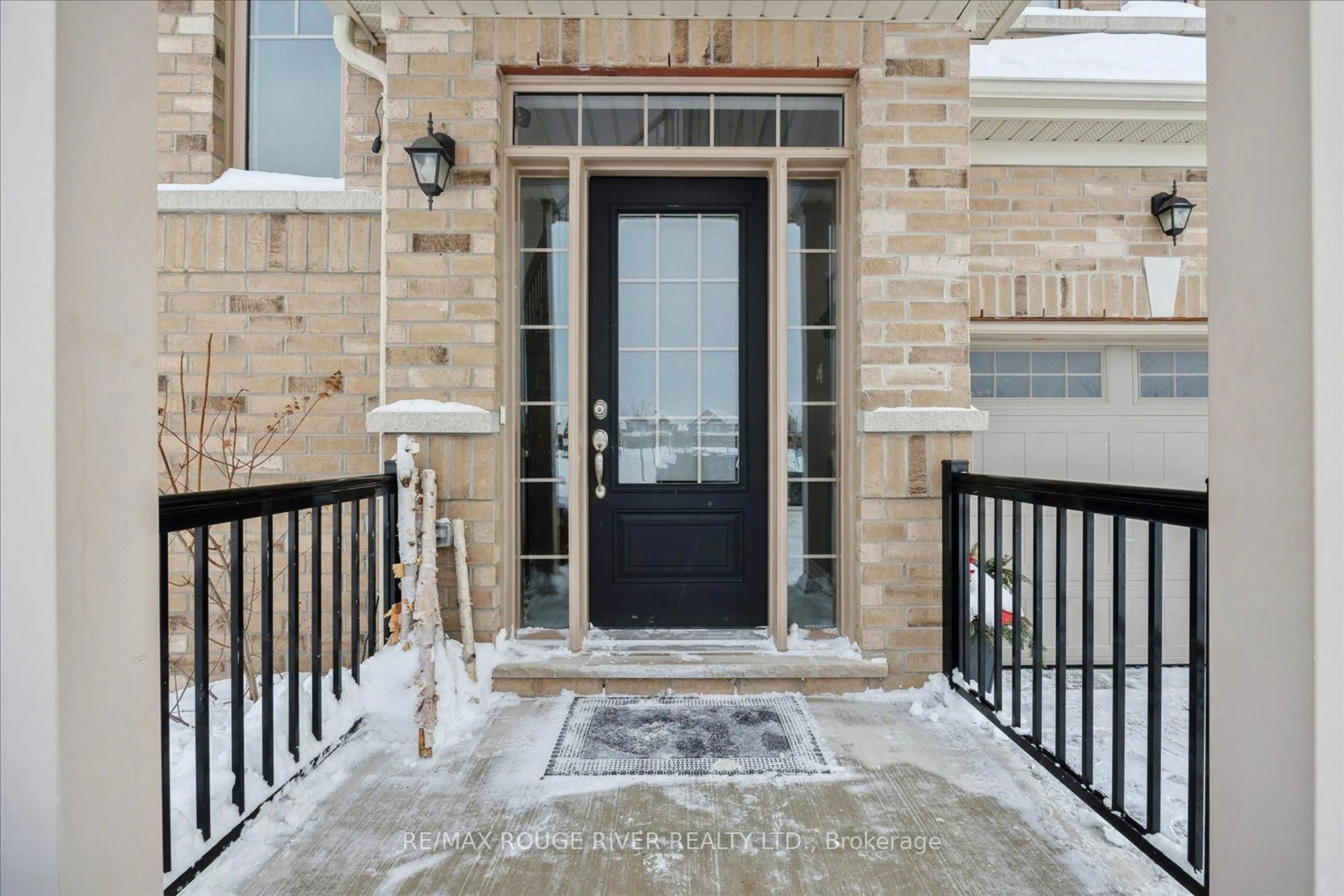 Indoor entryway for 42 Doctor Archer Dr, Scugog Ontario L9L 0A9